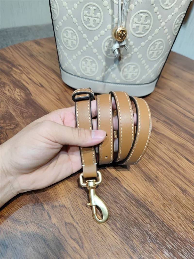 Medium : Tory Burch T Monogram Embossed Bucket Bag กระเป๋าถือหรือสะพายไหล่ ประดับด้วยลวดลายอันเป็นสัญลักษณ์ของแบรนด์ ถูกประดิษขึ้นด้วยความพิถีพิถันวัสดุหนังอย่างดี ด้านในบุด้วยหนังไมโครซูแอคเนื้อนุ่มทำความสะอาดง่าย กระเป๋าผ่าหลังด้านนอก1ช่อง ด้านใน 1ช่อง 