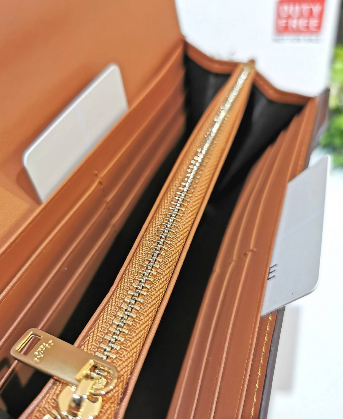 CELINE LONG WALLET BAG VIP GIFT WITH PURCHASE-GWP กระเป๋าพรีเมี่ยมกิ๊ฟ Limited จาก CELINE HAUTE PARFUME DUTYFREE COUNTER วัสดุ Triomphe Canvas หนังสวยอยู่ทรงปั้มโลโก้ด้านหน้าเปิดปิดฝาปิดกระดุม