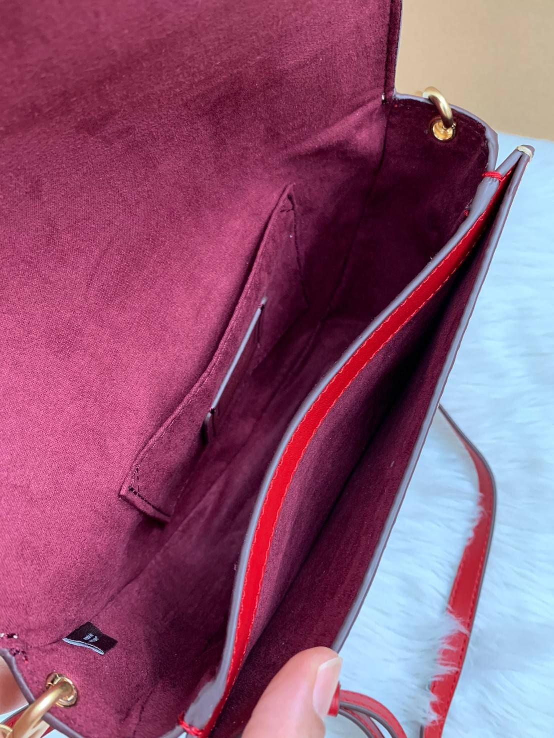 พร้อมส่งที่ไทยครบทั้ง6สีค่ะ 😘 Coach Ellen Crossbody In Signature ((C1432)) กระเป๋าทรงฮาฟมูนรูปทรงคลาสสิก ออกแบบให้มีลักษณะโค้งมน ไม่ดูเป็นทรงแข็งจนเกินไป ดีไซน์และสีของกระเป๋ายังเรียบง่าย เข้าได้กับทุกชุด สะพายครอสบอดี้ร์//สะพายข้าง หรือถือแบบคลัท