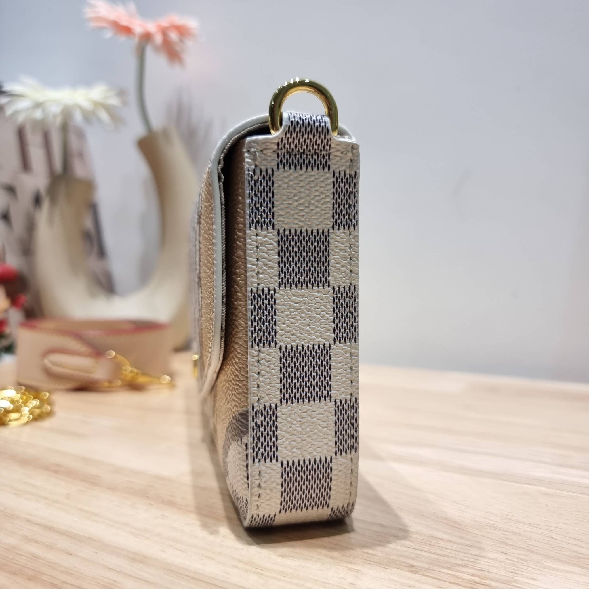 LV Felicie Pochette Damier Azur Canvas - Wallets and Small Leather / LV DAMIER AZUR POCHETTE WITH NAUTICAL PRINT เป็นหนึ่งคอลใหม่ที่มอบสีสันสดใสรับ summer ได้ดี กับกระเป๋าสะพายทรงพอช ดีไซน์ออกมาให้ใช้งานได้หลากหลาย