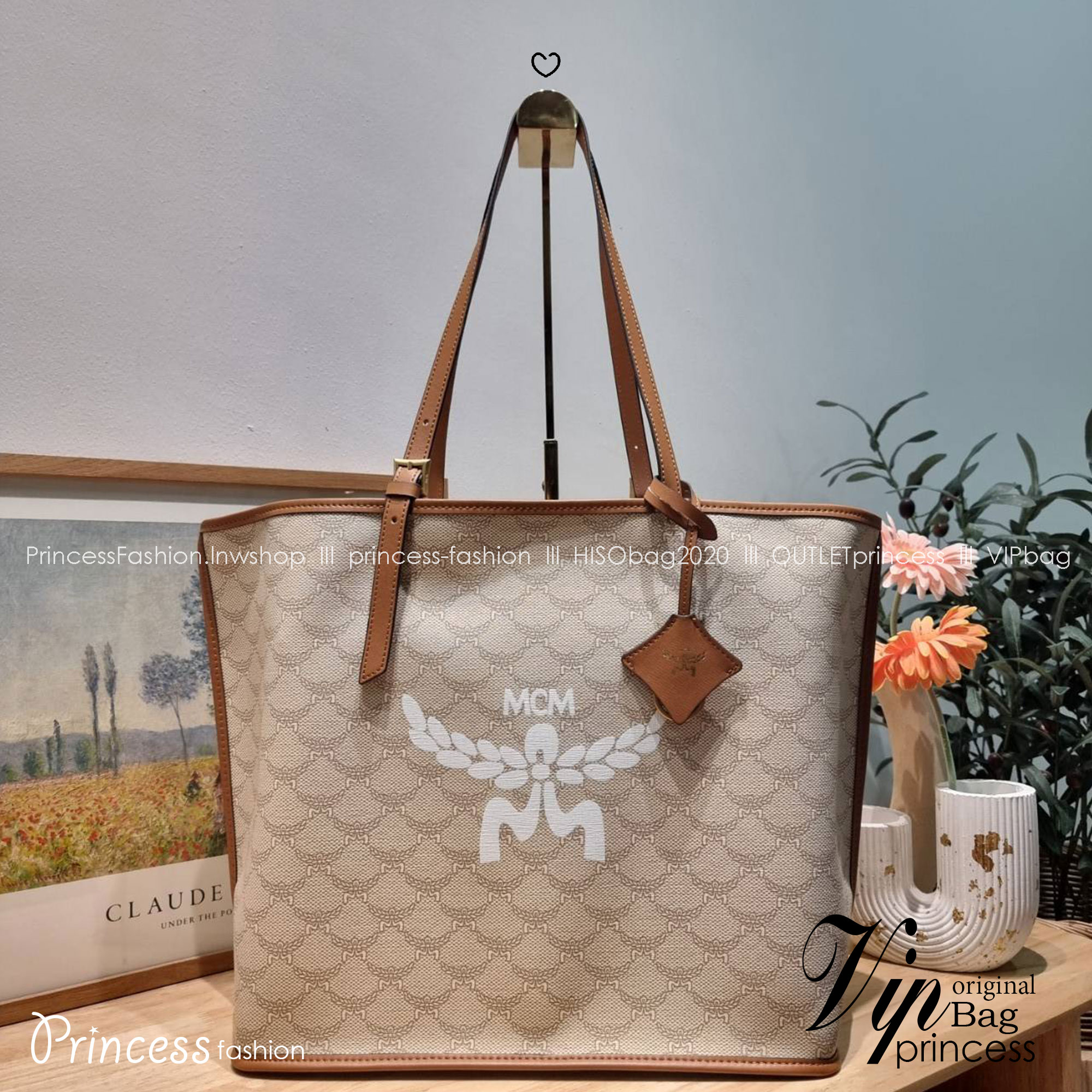 M.C.M MEDIUM HIMMEL SHOPPER IN LAURETOS กระเป๋าทรงโท้ทช้อปปิ้ง เรียบหรู คอลใหม่ พร้อมสีใหม่ ดีไซน์ละมุน น่าใช้มากๆ ก พิเศษสุดกับพวงหนังพร้อมห่วงกุญแจทึ่สามารถห้อยพวงกุญแจน่ารักๆได้