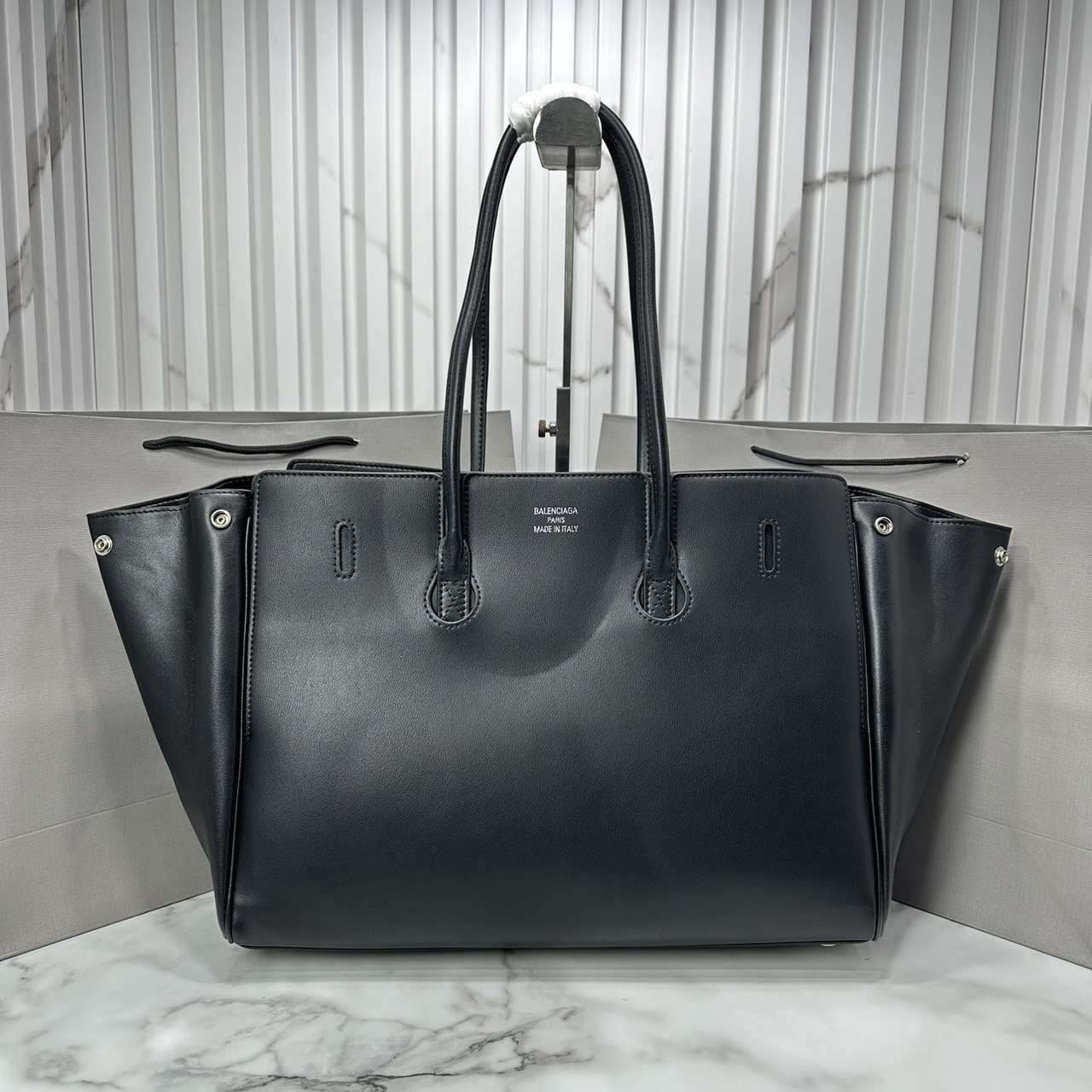 Balenciaga Bel Air Medium Carry All Bag / medium leather tote bag 35cm ที่สุดของไฮแบรนด์สุดไอคอนิค ด้วยกระเป๋าสะพายทรงโท้ทใบใหญ่ ดีไซส์เป็นเอกลักษณ์ งานหนังเต็มใบสวยมาก