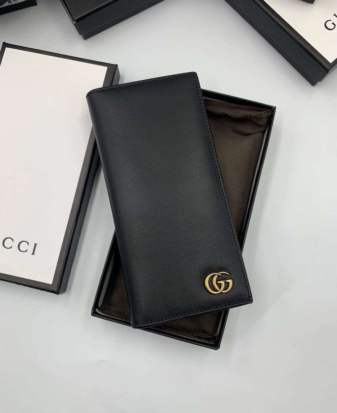 หนังแท้ GUCCI Men Long Wallet รุ่นใหม่ล่าสุด!! หนังสวยเริด ดีงามมากค่าาา กระเป๋าสตางค์ใบยาว ดีไซน์ใหม่ สวยดูหรู ถือใช้กำลังเหมาะมือ ใส่บัตรได้เยอะ ใส่ธนบัตรได้ทุกชนิด มาครบ set พร้อมส่ง!! เป็นไอเท็มที่หนุ่มๆต้องมีจริงๆจ้า 😎😎
