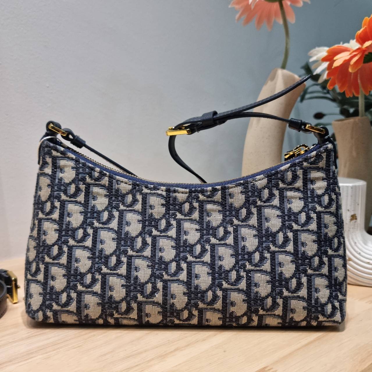 DIOR 30 MONTAIGNE CIGALE MINI BAG ใหม่ล่าสุด กับกระเป๋าสะพายโฮโบมินิไซส์ ที่ไม่ได้เล็กอย่างที่คิด เพราะใบนี้สามารถใส่ของสำคัญได้ครบ ดีไซน์สวยคลาสสิค เรียบแต่โก้ น้อยแต่หรูหรา ใช้งานด้วยซิปรูดใช้งานง่าย