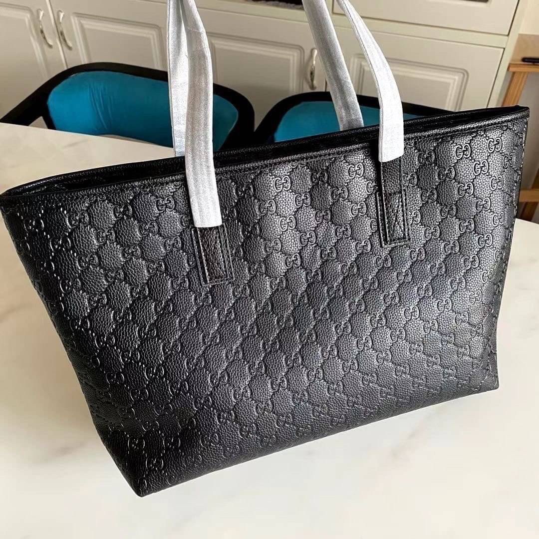 หนังแท้ Gucci GG Supreme black tote Shopping Bag กระเป๋าทรง neverfull ยอดฮิต รุ่นนี้ใช้หนังเยอะมาก คุ้มสุด งานหนังแท้เมื่อกระทบแสงขึ้นเงาสวยมากๆ ค่ะ สวยหรู จุของได้เยอะ ภายในโล่งกว้าง limited ที่สุด ไม่ควรพลาดเลยค่าาา