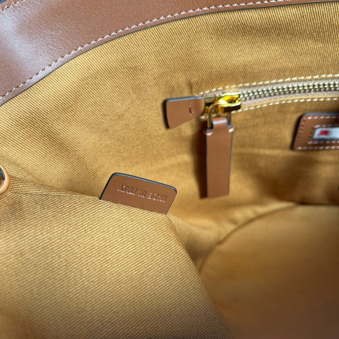 หนังแท้ MARNI TROPICALIA BUCKLE BAG / MARNI BUCKET SUMMER กระเป๋าทรงบัคเก็ต เป็นรุ่นที่หายากเย็นเหลือเกิน ใช้งานง่ายขนาดใหญ่จุของได้เยอะ พร้อมสายสะพายยาว ราคาดีมาก ทำจากหนังแท้เกรดออริจินอล เนื้องานละเอียดปราณีต ภาพสินค้าถ่ายจากงานขายจริง ใช้งานต่างประเทศ