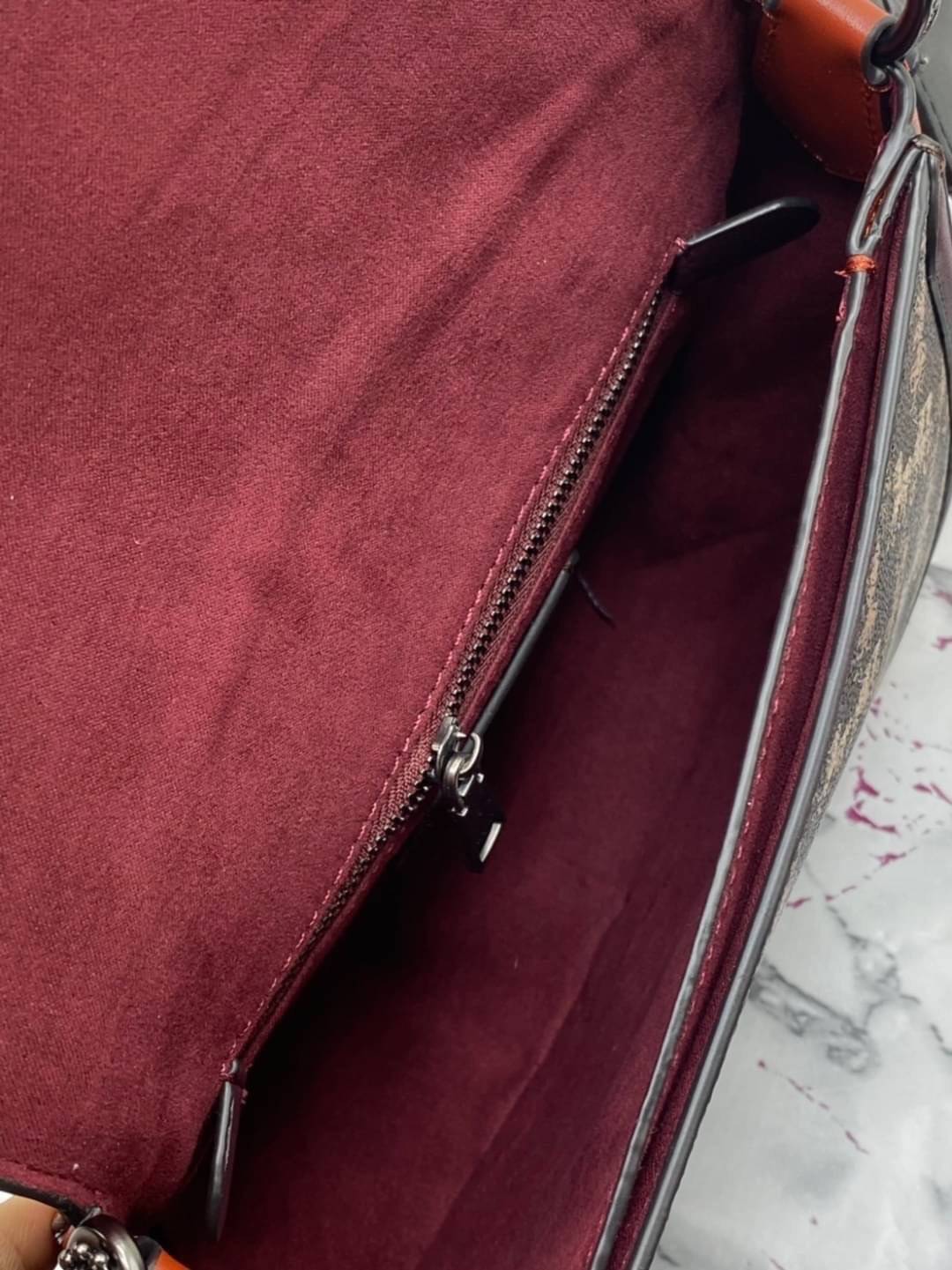 COACH BEAT SADDLE BAG WITH HORSE AND CARRIAGE C0745 ฮอตไฟลุก! สีหายาก ละมุนคุณหนู คอลเลคชั่นใหม่ ดีไซน์หรูหรา พิเศษมากๆมาพร้อมสายสะพาย 2 เส้น ใช้คู่กันหรือแยกสะพายก็สวยครบสูตร กระเป๋าสะพายทรง saddle คลาสสิค เปิด-ปิดด้วยกระดุมแน่นหนา ภายในเป็นช่องโล่ง ใส่ข