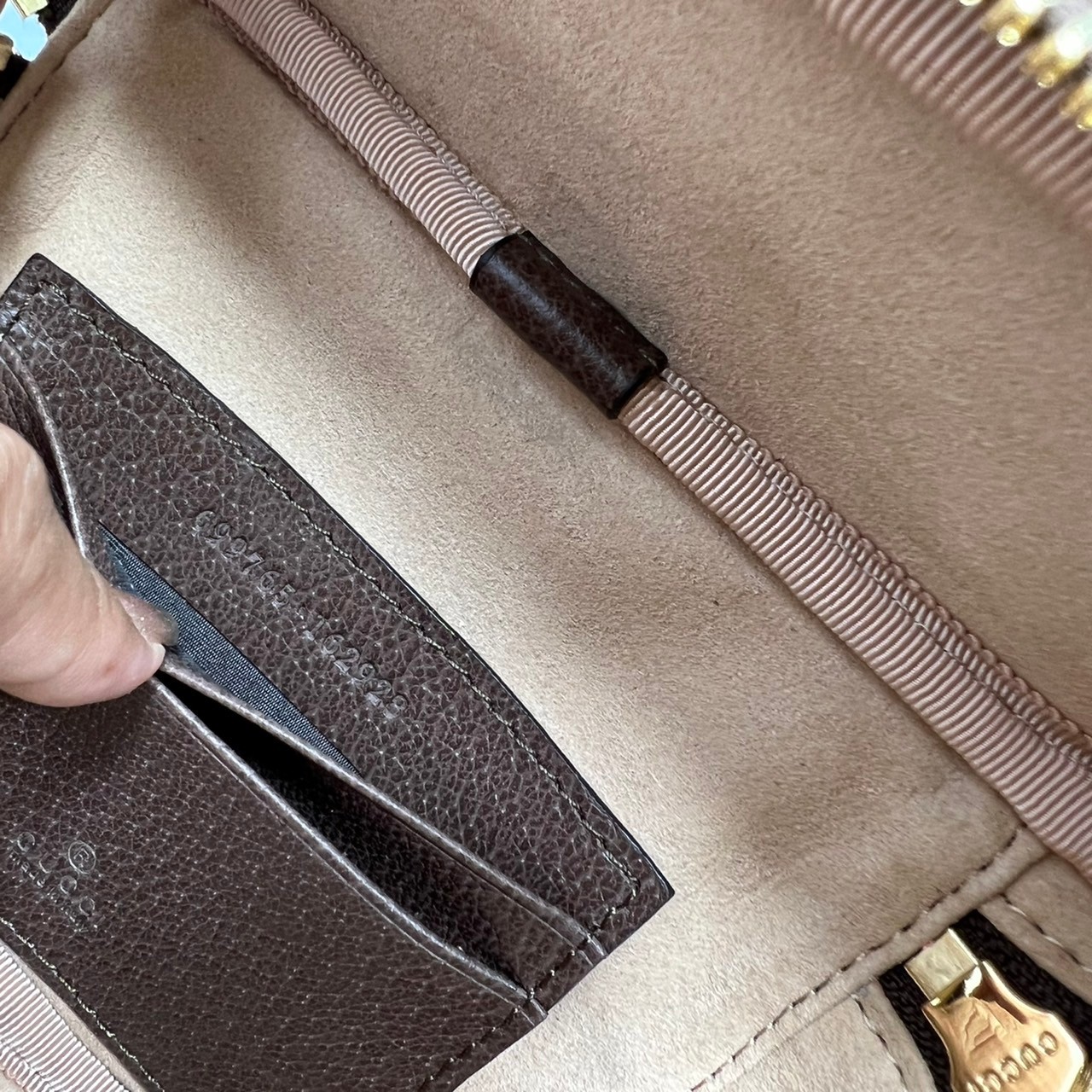 GUCCI Ophidia belt bag with Web เกรดออริจินอล กระเป๋าคาดเอว และสะพายข้างด้วยสายโซ่ได้ งานหนังแท้และแคนวาสอย่างดี รุ่นใหม่ล่าสุด ใช้ได้ทั้งชายหญิง เป็นรุ่นที่มาเท่าไรก็ไม่เคยพอขาย ฮอตมากๆค่ะ ภาพถ่ายจากงานขายจริง ใช้งานต่างประเทศได้