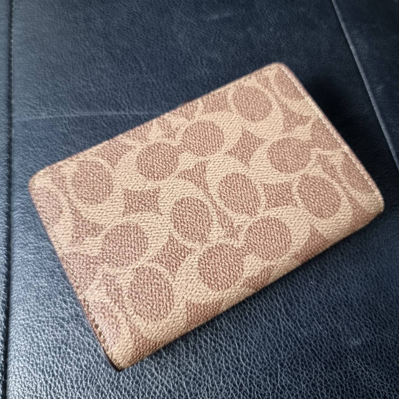 COACH F33034 MEDIUM CORNER ZIP WALLET IN COLORBLOCK SIGNATURE CANVAS กระเป๋าสตางค์ใบกลาง 👛 ขนาดกำลังเหมาะมือ วัสดุหนังแคนวาส ดูแลรักษาง่าย มีช่องใส่บัตรและธนบัตรครบ และช่องซิปแยกไว้ใส่เหรียญ สวยคลาคสิคแบบนี้เหมาะส่งต่อเป็นของขวัญที่สุดจ้า