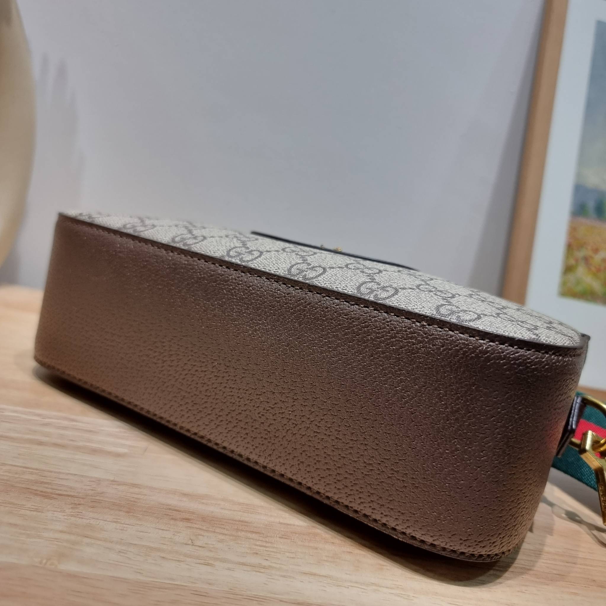 Set 3 ชิ้น Gucci Neo Vintage GG Supreme Messenger Bag box set ชวนสะสม ใครมองหาของขวัญอยู่ เซ็ทนี้จัดว่าเลิศมาก! กับการจับเอารุ่นยอดฮิต มามิกซ์รวมกับไอเท็มสุดคุ้มของมันต้องมี!! จัดเรียงให้อยู่ในกล่อง box set ลิมิเต็ด ที่มีทั้งแว่นตา gentle monster แบรนด์สุ