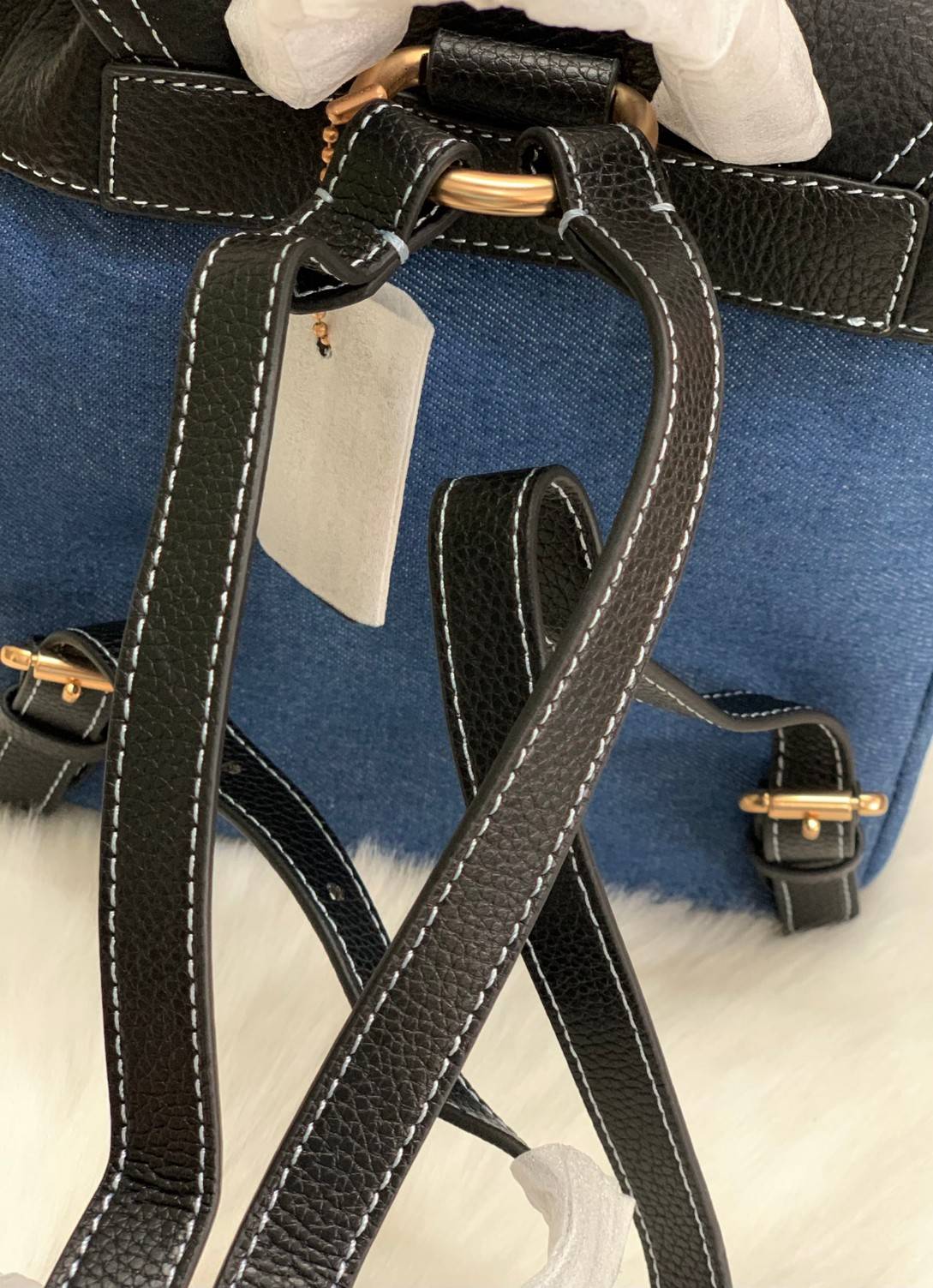 COACH PENNIE BACKPACK 22 ((C4122)) พร้อมส่งที่ไทย ห้ามพลาดค่าา! กระเป๋าสะพายหลังแบบมีหูกิ้ว วัสดุเดนิมอย่างดีนิ่ม+หนังแท้ ได้สวยงามลงตัว นำ้หนักเบา ทรงสวยน่ารักมากๆค่ะ ด้านหน้ามีช่องกระเป๋าเล็กใส่ของจุกจิก ปากกระเป๋าแบบหูรูด ภายในกระเป๋าโล่ง กว้าง สามารถใ