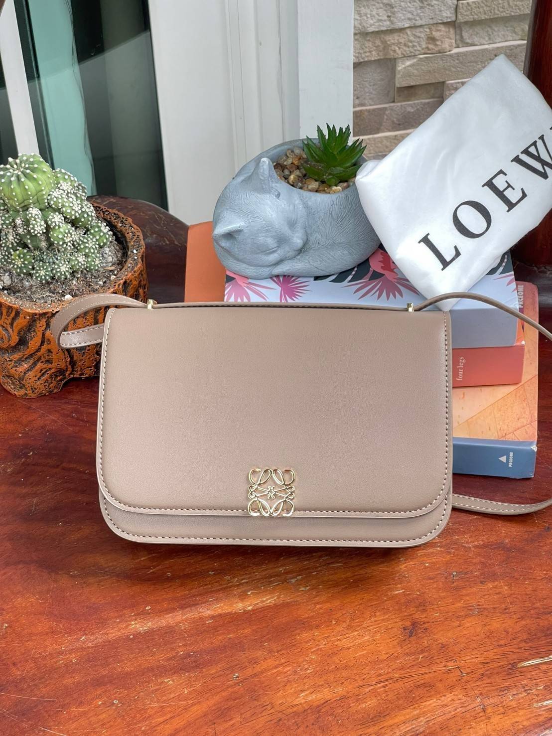 Medium : LOEWE Goya anagram leather shoulder bag กระเป๋าทรง GOYA รูปทรงกล่องอันคลาสสิกที่มาพร้อมรายละเอียดอันน่าค้นหา พร้อมด้วยโครงสร้างที่เปี่ยมไปด้วยสเน่ห์น่าค้นหา มีช่องใส่ของขนาดกว้างและเป็นทรงทำให้การจัดการสิ่งของต่างๆ ของสาวๆ นั้นง่ายดายมากยิ่งขึ้น 