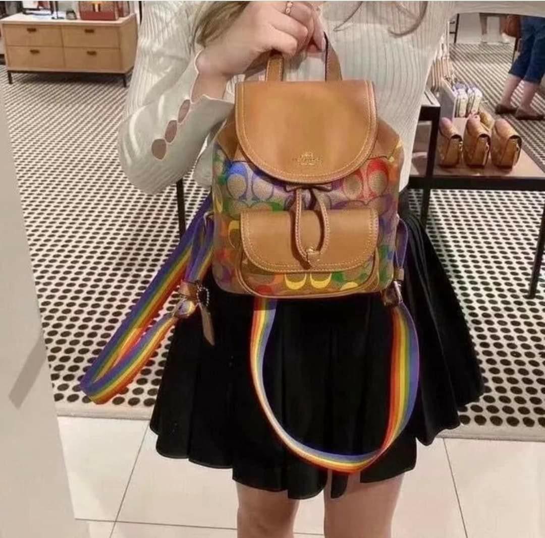 COACH PENNNIE BACKPACK IN RAINBOW SIGNATURE ((C4097)) สวยจึ้งมากแม่ ห้ามพลาด ต้องมีค่ะ! พร้อมส่งค่ะ ล่าสุด กับกระเป๋าสะพายหลังมีหูหิ้ว หนังแท้นิ่มอย่างดี ลายCทั้งใบแบบสีรุ้งสดใสมาเลย สวยมากๆค่ะ
