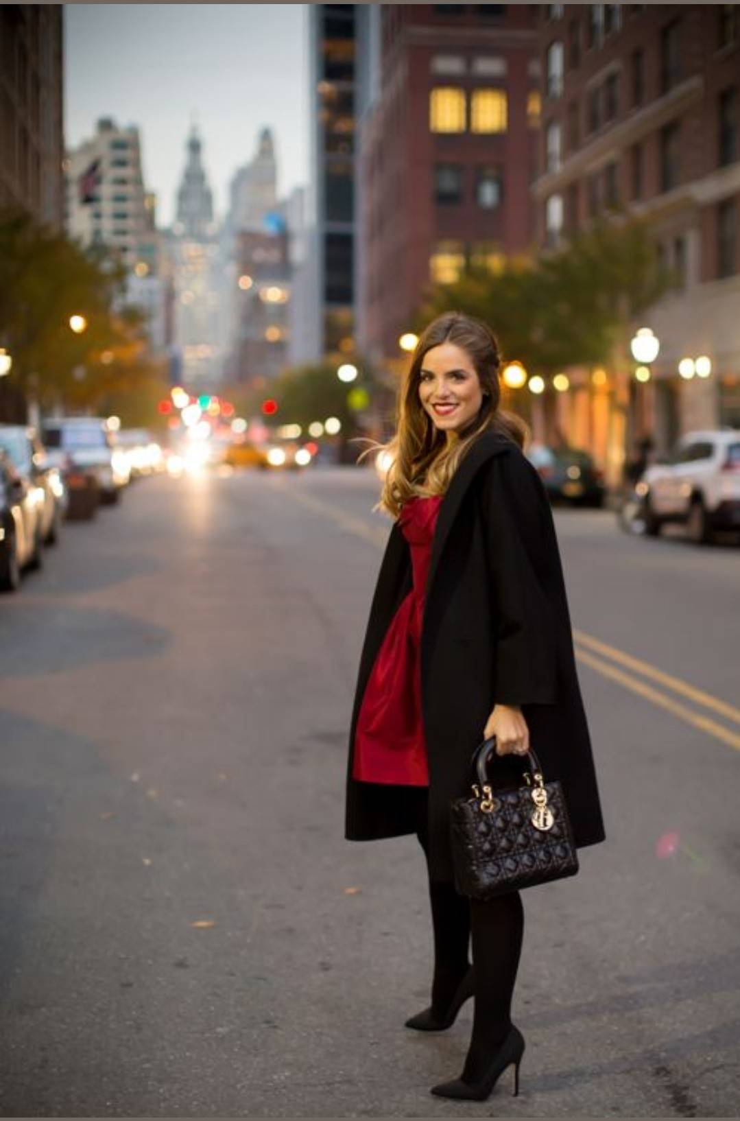 DIOR CD LADY BAG กระเป๋าสะพายข้างพรีเมี่ยมกิ๊ฟสุดฮอต ดีไซน์เรียบง่าย แต่แฝงไปด้วยความหรูหรา ทรงกล่องคลาสสิค โดดเด่นด้วยพวงกุญแจอะไหล่สีทอง วัสดุหนังแท้ มีหูจับในตัวและสายครอสบอดี้สุดเลิศ ที่มาพร้อมอะไหล่ฟอนท์สีทองเรียงร้อยในสายหนัง แต่งเติมดีเทลอัพราคาไปอ