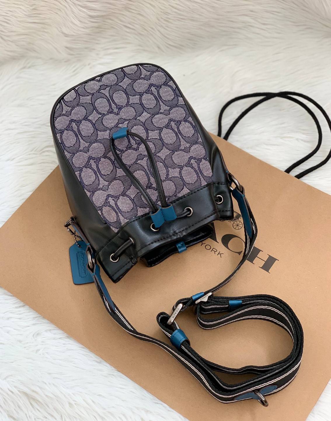 ฉีกกฎความทันสมัย รุ่นที่ใช้ได้ทั้งชาย//หญิง! COACH DRAWSTRING MARBLE BAG IN SIGNATURE JACQUARD ((c3782)) พร้อมส่งที่ไทย ใหม่ล่าสุดค่ะ!