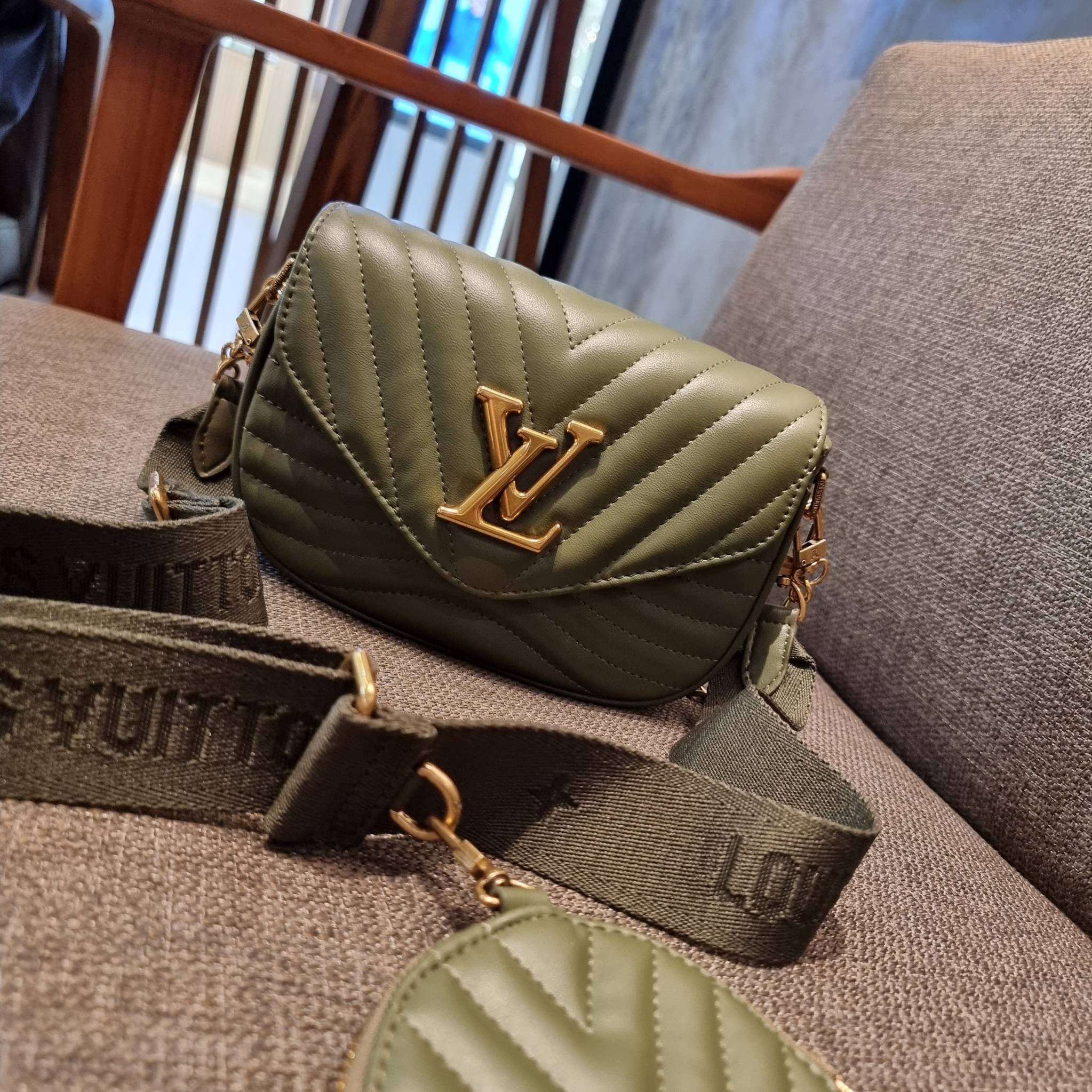 LV new wave pochette multi bag กระเป๋าสะพายมัลติฟังก์ชั่น สุดหรู มาพร้อม box set รับรองว่าดีงาม ลูกเล่นคลาสสิคผสานความวินเทจ มีสายสะพายให้ 2 เส้น และกระเป๋าใบลูก เล็กน่ารัก วัสดุหนังแท้ ภายในเป็นช่องโล่ง แบ่งสัดส่วนมีช่องย่อย ใบนี้ปรับใช้ได้หลายสไตล์ ลุคไ