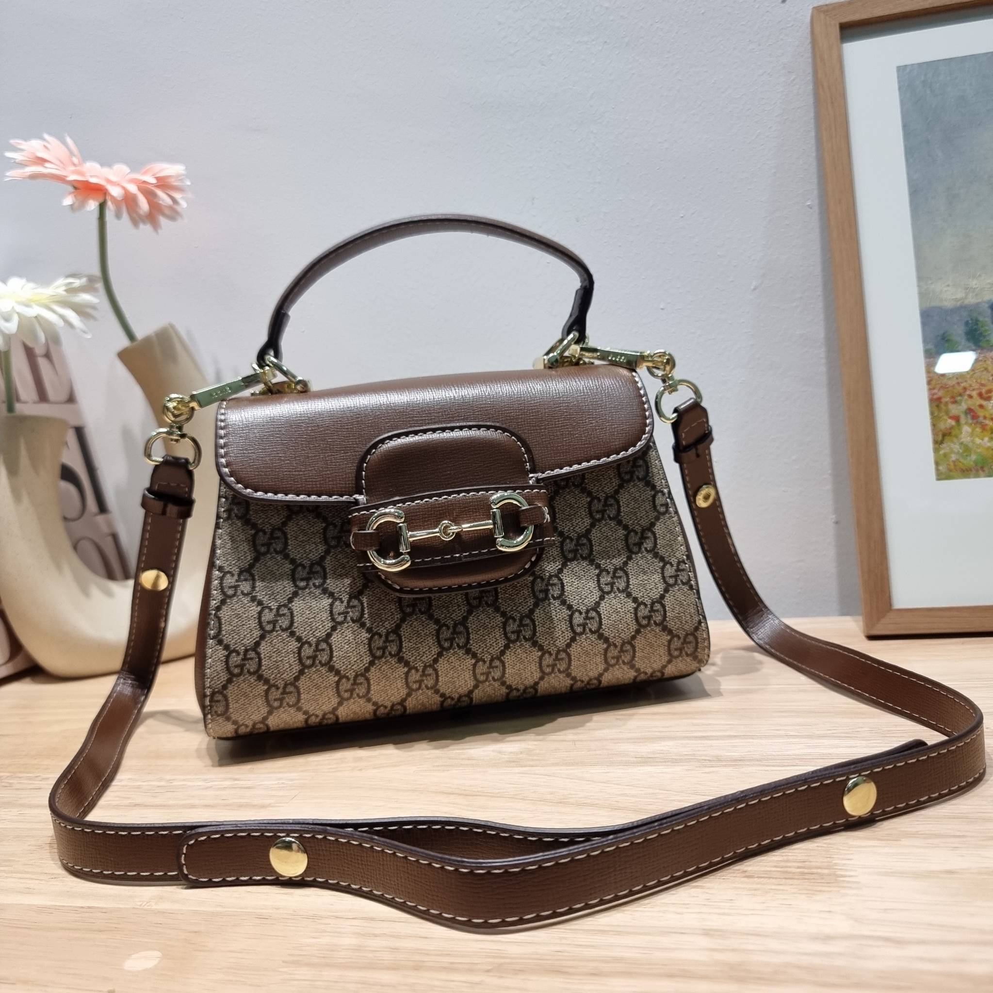 Gucci Horsebit 1955 mini bag / GG VINTAGE CROSSBODY BAG ใหม่จากพรีเมี่ยมกิ๊ฟสุดคุ้ม กระเป๋าสะพายข้าง สวยย้อนยุค ดีไซน์วินเทจแฝงความหรู วัสดุหนังแคนวาส เปิด-ปิดด้วยกระดุมแม่เหล็ก ภายในโล่งกว้าง แบ่งสัดส่วนไว้อย่างดี สายสะพายมีให้ 2 ถึงแบบ สลับใช้ได้ไม่มีเบ