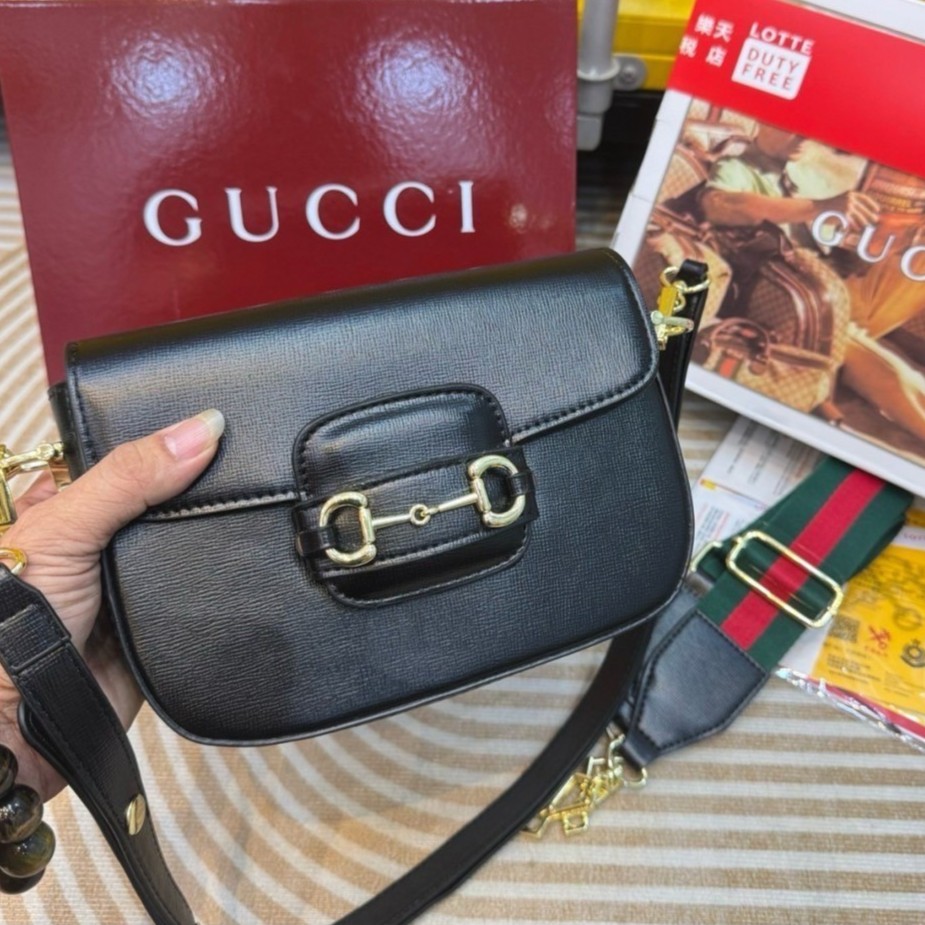 GUCCI Horsebit 1955 small shoulder bag เป็นรุ่นที่มาเพิ่มกี่รอบก็ไม่เคยพอ!! เด็ดสุด!! ฮ็อตสุด!! ให้สิบว้าวไปเลยกับใบนี้ 🤩🤩 กระเป๋าสะพายไหล่/สะพายข้างทรงคลาสสิค สวยผู้ดี ดารา เซเลปใช้กันเพียบ สวยอยู่ทรง