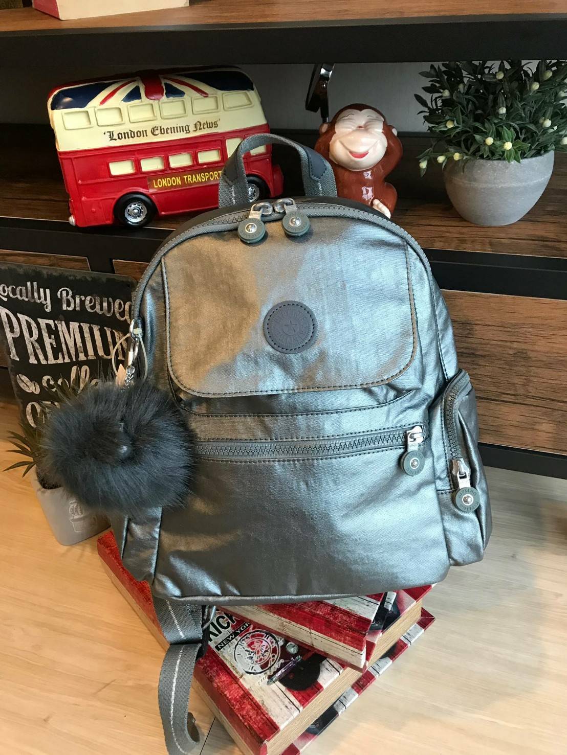 Kipling Matta Small Metallic Backpack กระเป๋าเป้ขนาดกำลังดี วัสดุไนล่อนเคลือบกันน้ำ มีน้ำหนักเบา มีช่องเก็บของหลายช่อง แบ่งเป็นช่องด้านหน้า 2 ช่องและด้านข้างอีก 2 ช่อง ช่องใหญ่ปิดเปิดด้วยซิปคู่ภายในมีช่องซิป ช่องใส่ของจุกจิกและสายห้อยพวงกุญแจ ด้านหน้าประด