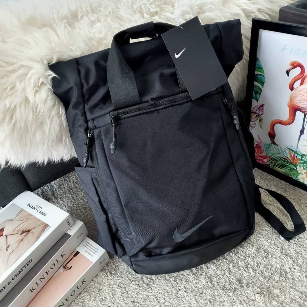 กระเป๋าเป้ใบใหญ่ Nike อะไหล่สีดำด้านหน้ามีโลโก้แบรนด์สีดำทั้งใบ ด้านหน้ามีช่องซิปใหญ่จุของได้เยอะมาก