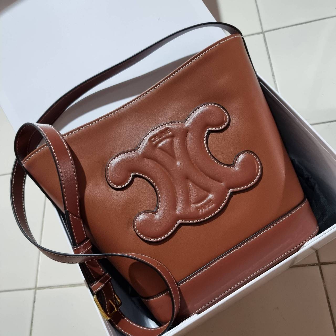 VIP 】CELINE BUCKET BAG CUIR TRIOMPHE คอลเลคชั่นใหม่ ฮิตข้ามปี กับกระเป๋าสะพายทรงถัง ใช้งานง่ายที่สุด สายสะพายในตัว ปรับใช้ได้เลย วัสดุหนังวัว เรียบหรู ผู้ดีไปอีก โดดเด่นด้วยโลโก้เอกลักษณ์ มีกระดุมปิดที่ปากกระเป๋า ภายในโล่งกว้าง ใส่ของแบบจุๆไปเลย เป็นรุ่นท