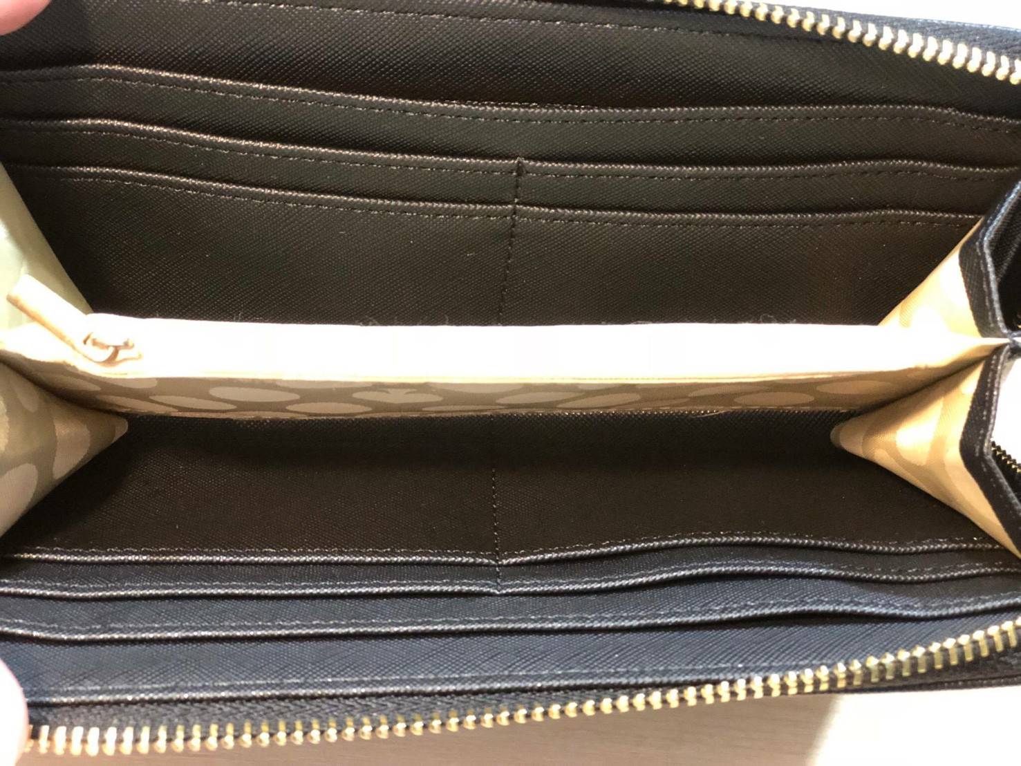 KATE SPADE LONG WALLET กระเป๋าสตางค์ใบยาวรุ่นใหม่ล่าสุดหนัง Saffiano สไตล์ PRADA สวยน่าใช้ ภายในมีช่องซิป1ช่อง และช่องใส่บัตรหลายช่อง ใส่เหรียญ บัตรได้เยอะ ตัวจริงสวยน่าใช้มากค่ะ