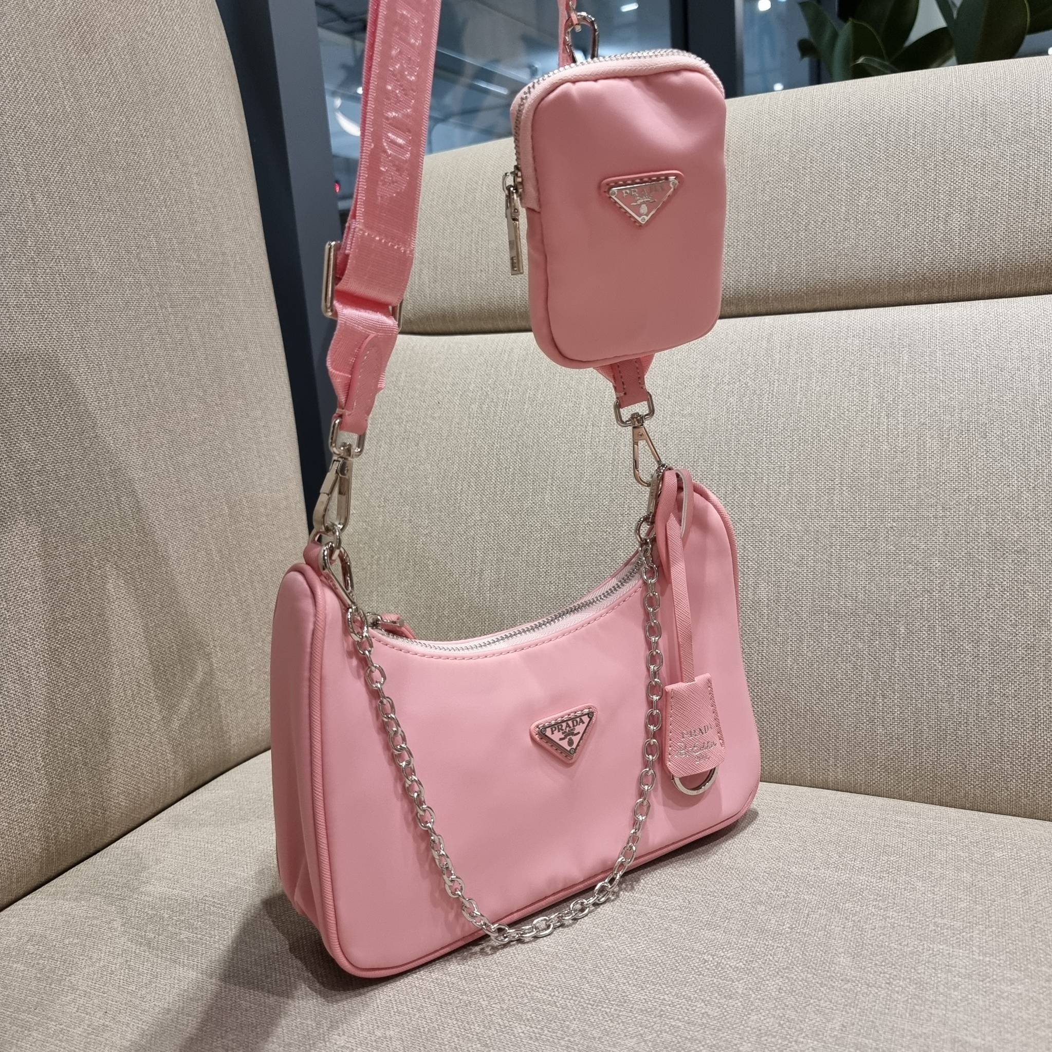 VIP 🥂 PRADA RE-EDITION 2005 RE-NYLON SHOULDER BAG ไอเท็มสุดปัง ที่ฮิตตลอดกาลไม่ว่าจะปีไหนๆ จัดให้ครบทั้งสีขายดีและสีใหม่ล่าสุด ที่สายคุณหนูห้ามพลาด!! กับกระเป๋าสะพายทรงคลาสสิค เหมาะเป็น everyday bag มากๆ วัสดุผ้าไนล่อนคุณภาพ พร้อมใบลูก ไว้ใส่เหรีย