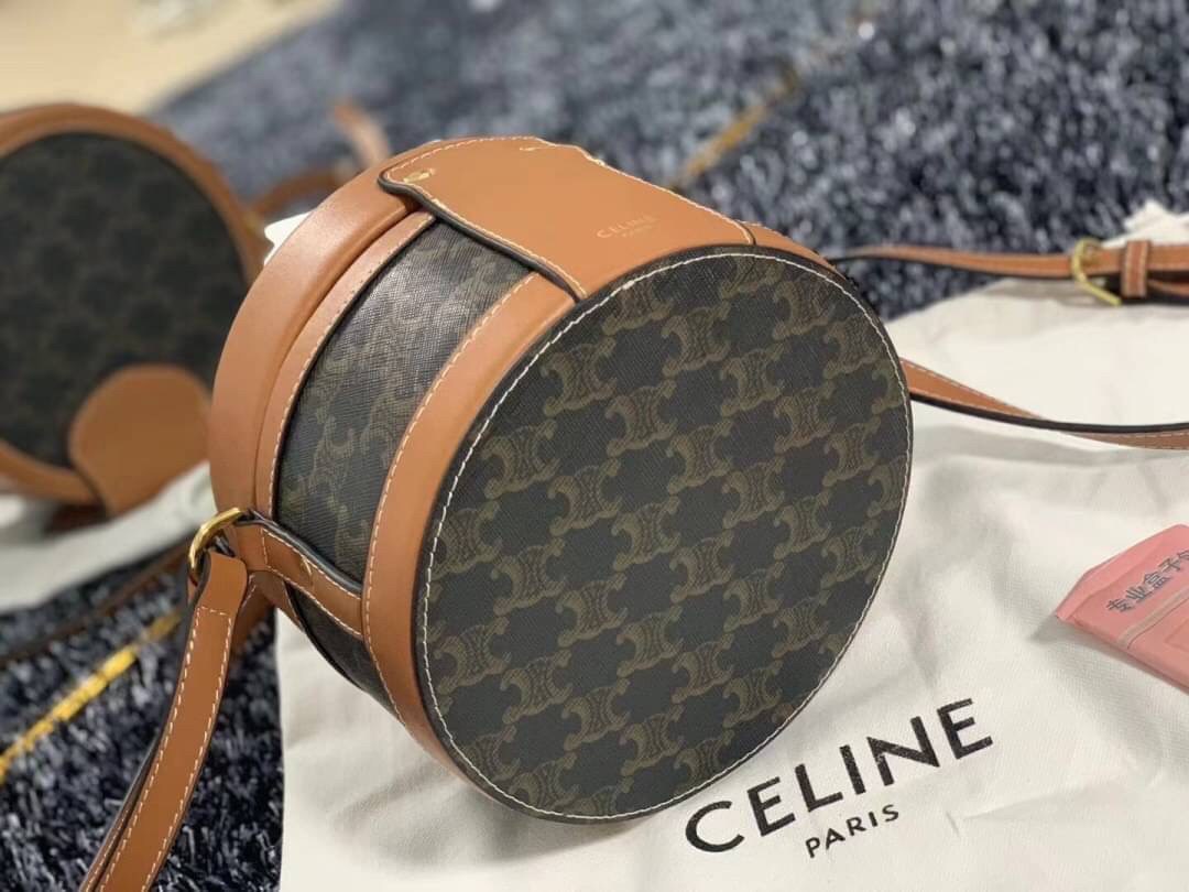 CELINE CROSSBODY BAG VIP GIFT WITH PURCHASE (GWP) พรีเมี่ยมกิ๊ฟ Limited Edition จาก CELINE PERFUME DUTY FREE COUNTER วัสดุ TRIOMPHE CANVAS & LEATHER ทรงกลมสวยหรูอยู่ทรงเปิดปิดด้วยฝาปิดกระดุมโลโก้แบรนด์ ภายในโล่ง สามารถใส่กล้อง มือถือ ของใช้ได้เยอะ สายสะพา