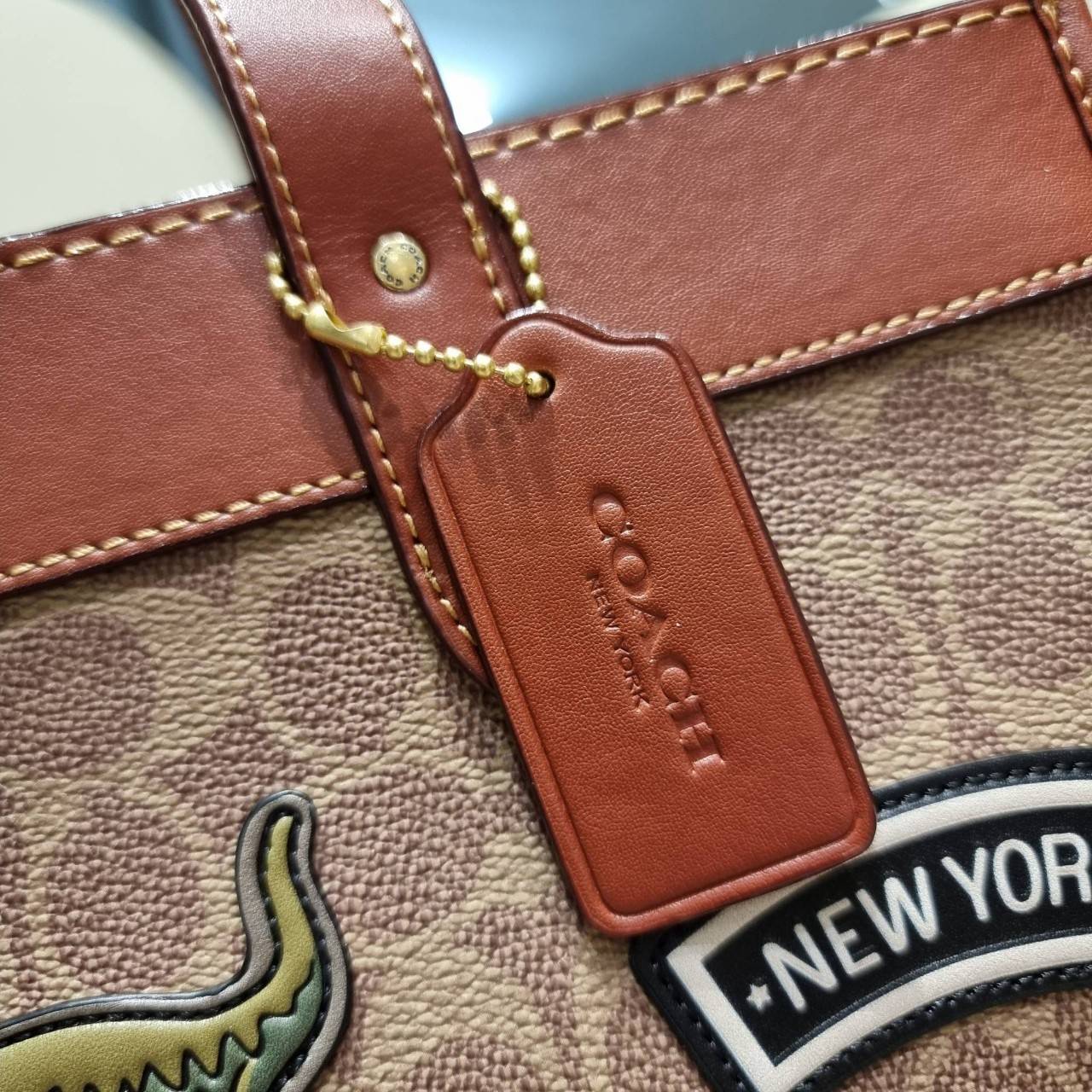 COACH C6846 FIELD TOTE IN SIGNATURE CANVAS WITH PATCHES คอลเลคชั่นใหม่สุดปัง!! สกีเรทโทร ดีไซน์วินเทจ ต้อนรับฮอลิเดย์นี้กันแบบที่สุด กระเป๋าทรงโท้ท ไซส์ใหญ่จุคุ้ม ฟังก์ชั่นการใช้งานสะดวกที่สุด มีทั้งสายคล้องแขนในตัว และสายครอสบอดี้ โดดเด่นด้วยแพทช์ลวดลายค