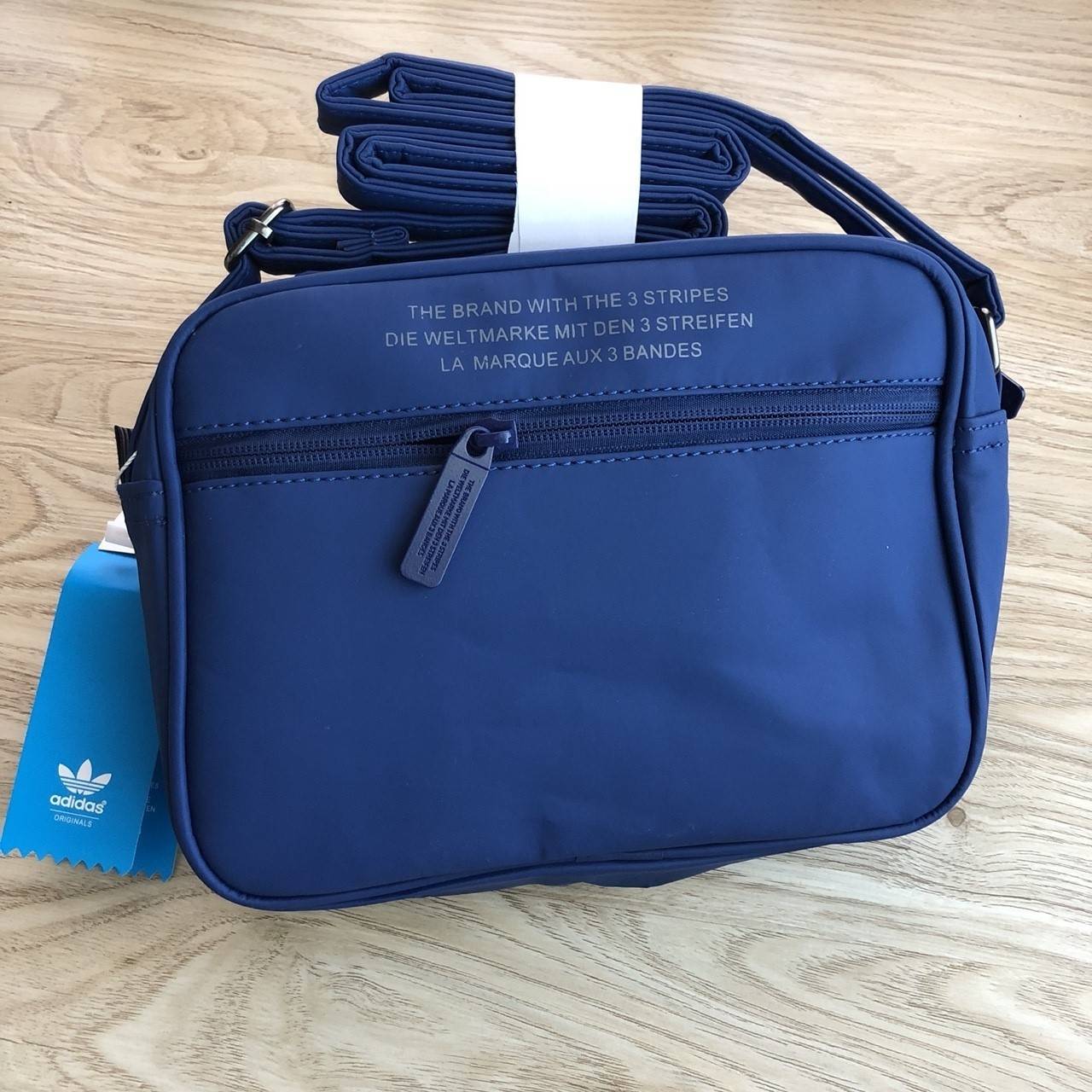 Adidas mini Airline bag กระเป๋าสะพายข้างแนว sport วัสดุด้านหน้าเนื้อ matte ผสมหนังนิ่มค่ะ น้ำหนักเบา ด้านหน้าติดโลโก้แบรนด์ เปิดปิด กระเป๋าแบบซิป ภายในโล่ง ใส่ของจุพอประมาณค่ะ มีช่องซิป หนึ่งช่อง ด้านหลังมีอีก 1 ช่องซิป:สายสะพายปรัยได้ freesize ขนาดกำลังด