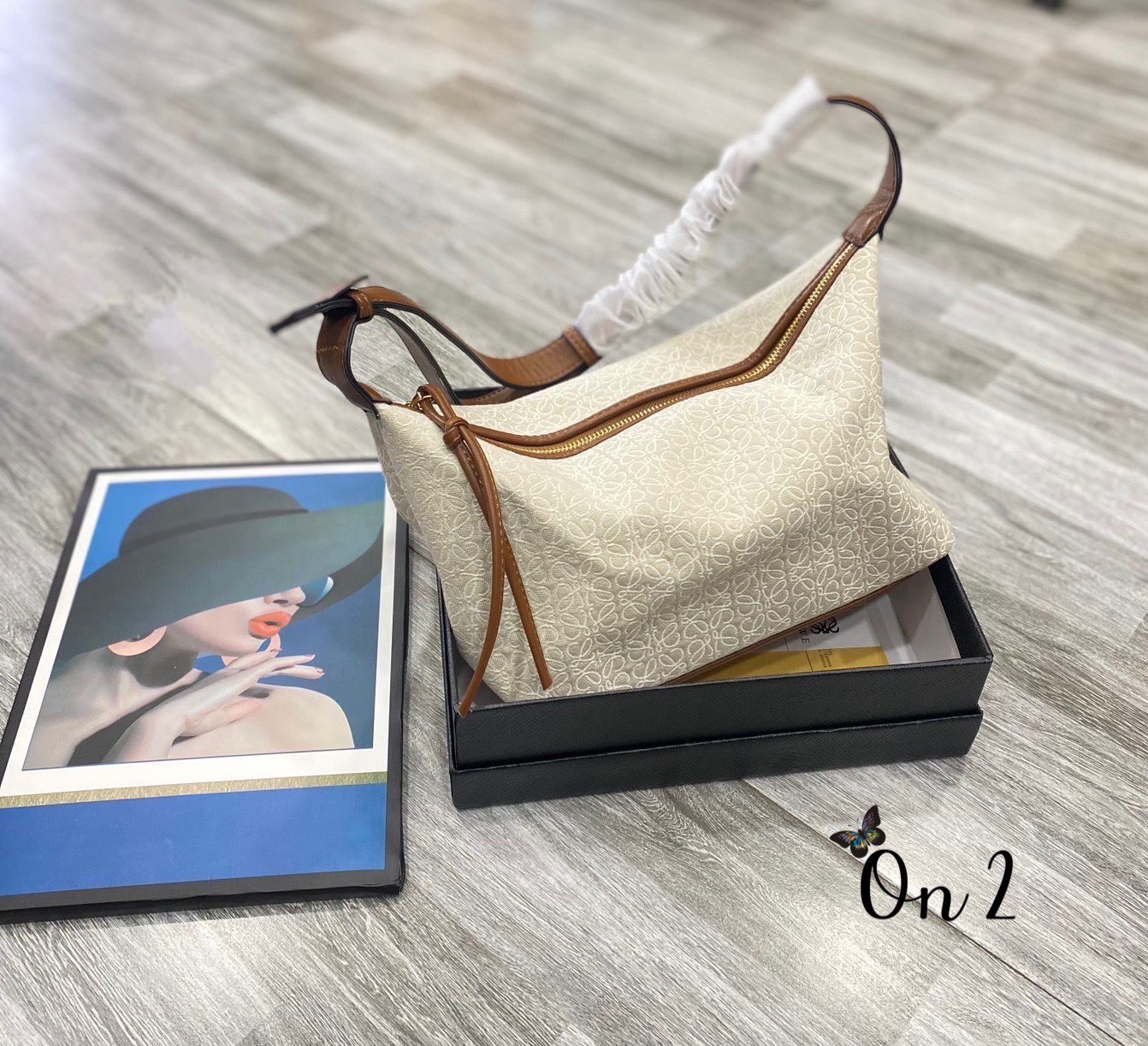 LOEWE Cubi Anagram Small Leather-trimmed Logo-jacquard / LOEWE HANDTASCHE 'CUBI ANAGRAM SMALL' HELLGRÜN คอลเลคชั่นยอดฮิต กับ 4 สีใหม่ล่าสุด กระเป๋าทรงพอช ใบกำลังสวย ดีไซน์ดีเทลน่ารัก