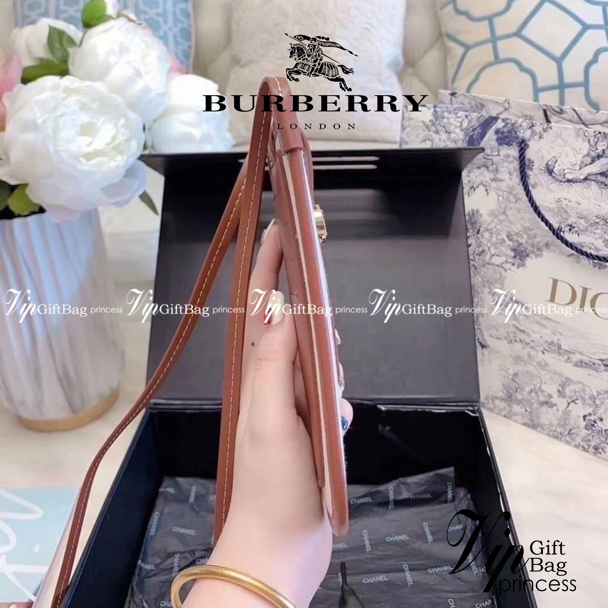BURBERRY FRAGRANCES CROSSBODY BAG / BURBERRY PHONE BAG งานผ้าแคนวาสอย่างดีตัดขอบหนัง มีช่องใส่บัตรด้านหลัง น่ารักตะมุตะมิ ใส่บัตรใส่ของจุกจิกใส่โทรศัพท์ได้ น่ารักไปอีกจ้า วัสดุ Canvas & Leather สวยหรูอยู่ทรงมีโลโก้แบรนด์ด้านหน้า มีสายคาดประดับแบรนด์ ด้านห