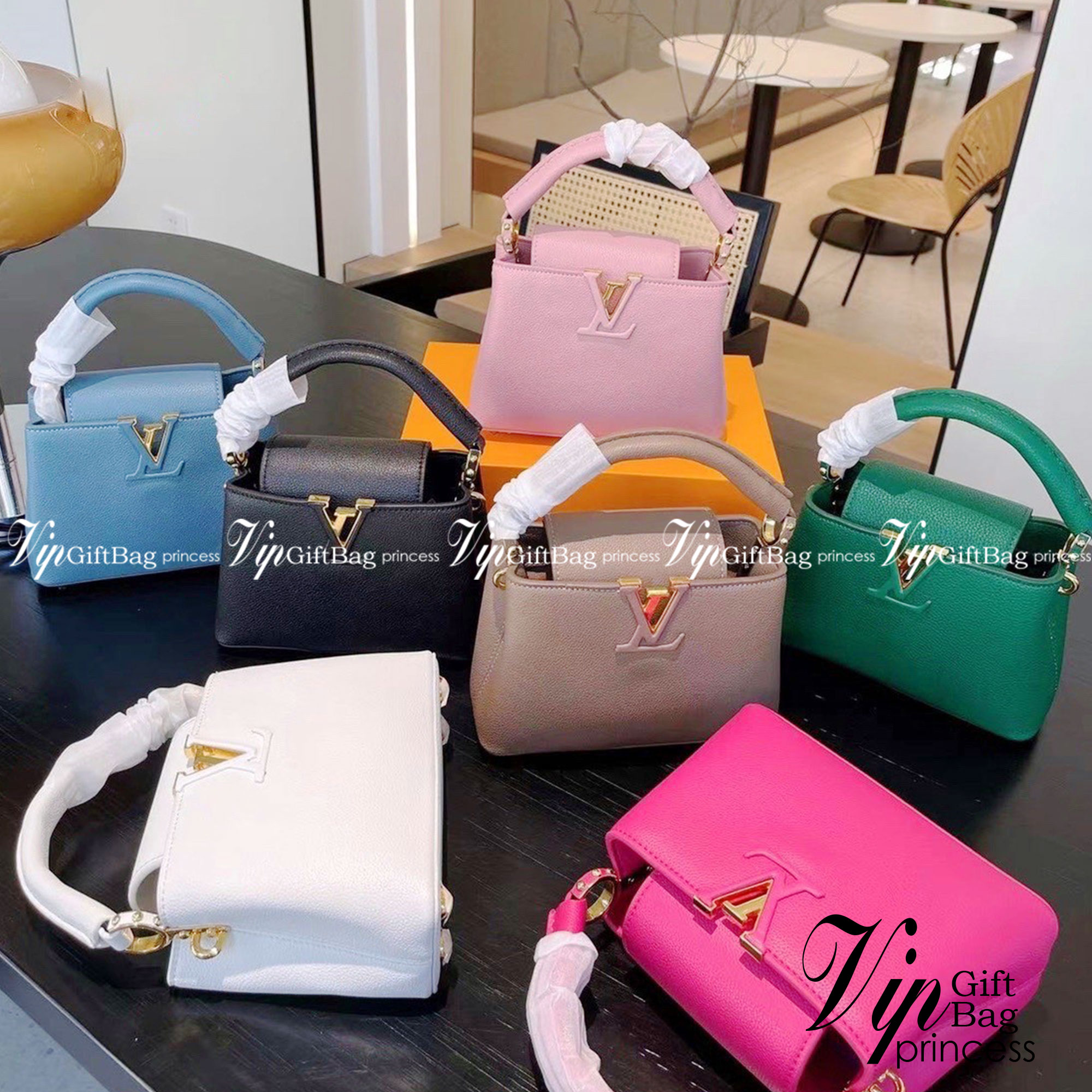 LV capucines top handle กระเป๋าถือสุดหรู ดีไซน์ทรงคลาสสิค อะไหล่สีทองปั้มทุกจุด มาพร้อมสายสะพายยาวงานจริงสวยทุกมุมเป๊ะปังมากค่ะ งานมาพร้อมหูจับในตัว ที่สุดของความสวยในราคาเบาๆ ด้วยรูปทรงวินเทจและวัสดุหนังลูกวัวสังเคราะห์ สัมผัสดี ขับผิว ทำให้ไอเท็มนี้สะกด