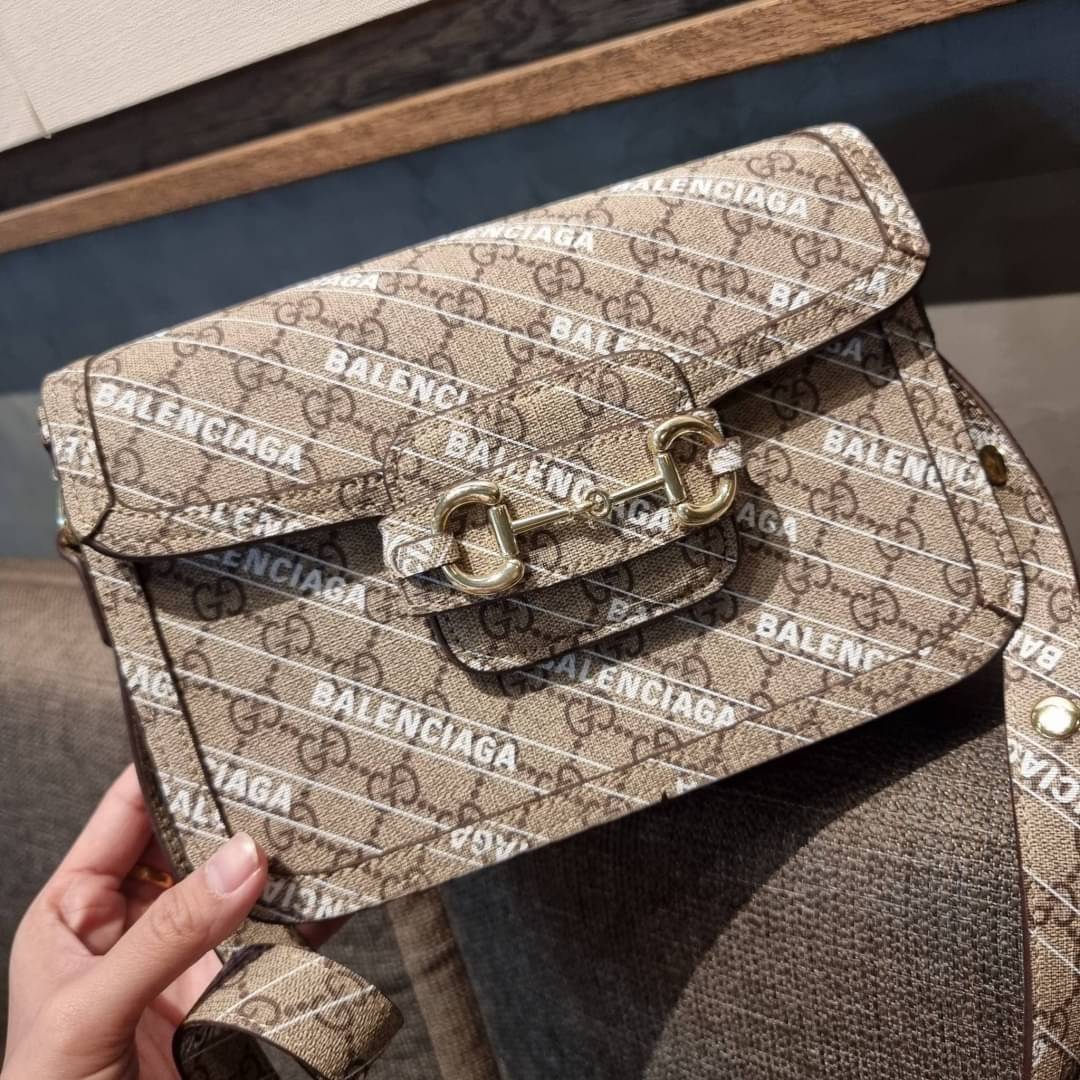 GUCCI x Balenciaga Horsebit 1995 รุ่นเด็ดสุด!! ฮ็อตสุด!! ที่ไม่ว่าใครก็ต้องรอคอย กับโปรเจคสุดเลิศ Balenciaga × Gucci strap shoulder bag กระเป๋าสะพายไหล่/สะพายข้าง ดีไซน์ใหม่ที่คอลแลบระหว่าง 2 แบรนด์สุดโต่งในเรื่องแฟชั่น รับรองความสวยไม่โป๊ะ วัสดุหนังแคนวา