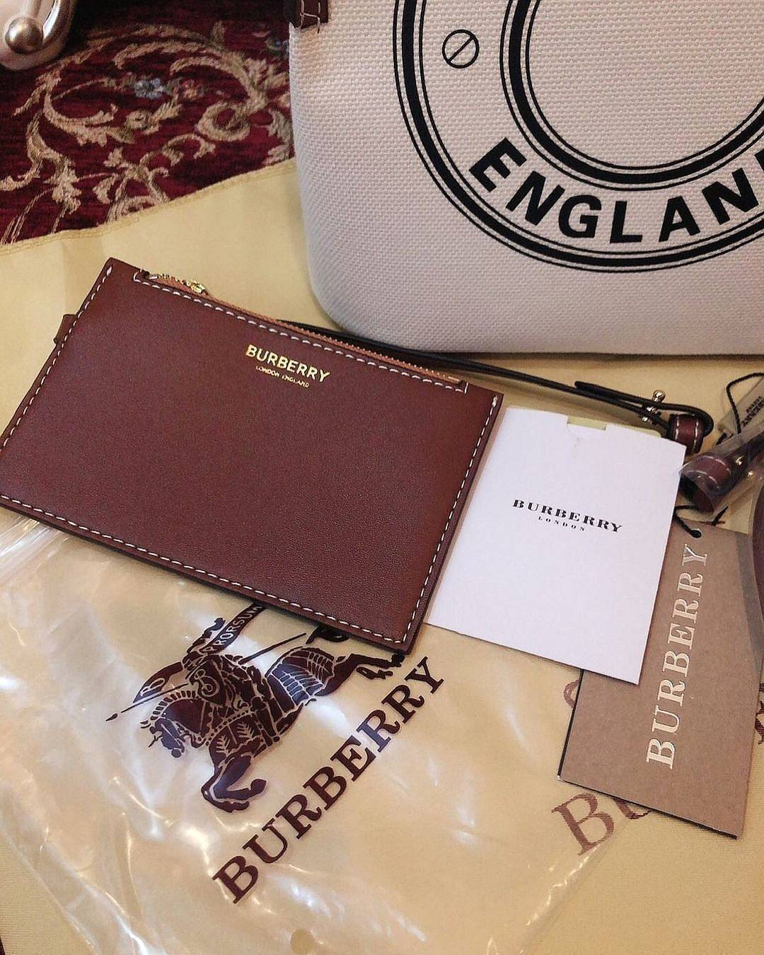 BURBERRY FRAGRANCES CROSSBODY BUCKET BAG วัสดุ Canvas & Leather สวยหรูอยู่ทรงมาพร้อมกระเป๋าคลัชใบเล็กสีน้ำตาลเข้าชุด ภายในโล่งกว้างและจุ สามารถใส่กล้อง มือถือ ของใช้ได้เยอะ มือจับ
