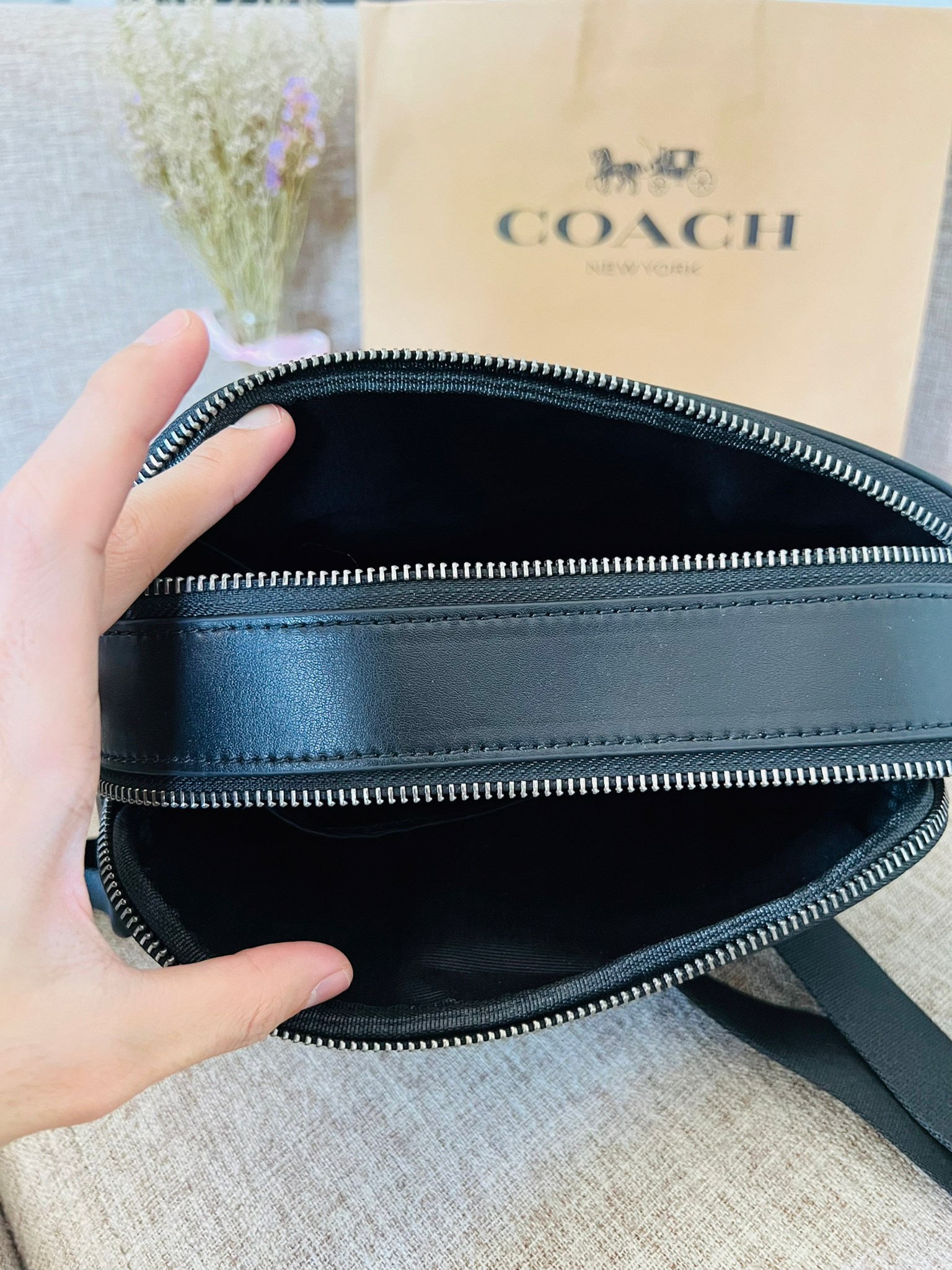 COACH Graham Crossbody In Blocked Signature C9965 กระเป๋าสะพายข้างผู้ชาย กระเป๋าผ้าเคลือบซิกเนเจอร์และหนังอย่างดี ภายในกระเป๋าเอนกประสงค์ ปิดซิปคู่ ซับในผ้า กระเป๋าสลิปด้านนอก สายปรับได้ยาว 25 นิ้ว สำหรับสะพายไหล่หรือสะพายข้าง