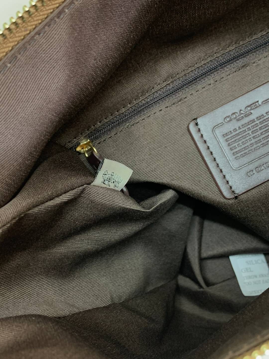 COACH PENNIE SHOULDER BAG ((C1523)) ✔️กระเป๋าหิ้ว//คล้องไหล่//สะพายข้างได้ สุดคุ้ม! ✔️ใบใหญ่ ทรงสวยใส่ของได้จุมาก หนังแท้ หนังนิ่ม สัมผัสแล้วหลงรักแน่นอนค่ะ ✔️ปากกระเป๋ากว้าง ล้วงหยิบของสะดวกมากๆ ภายในกระเป๋าโล่งกว้าง สัมภาระเยอะๆหายห