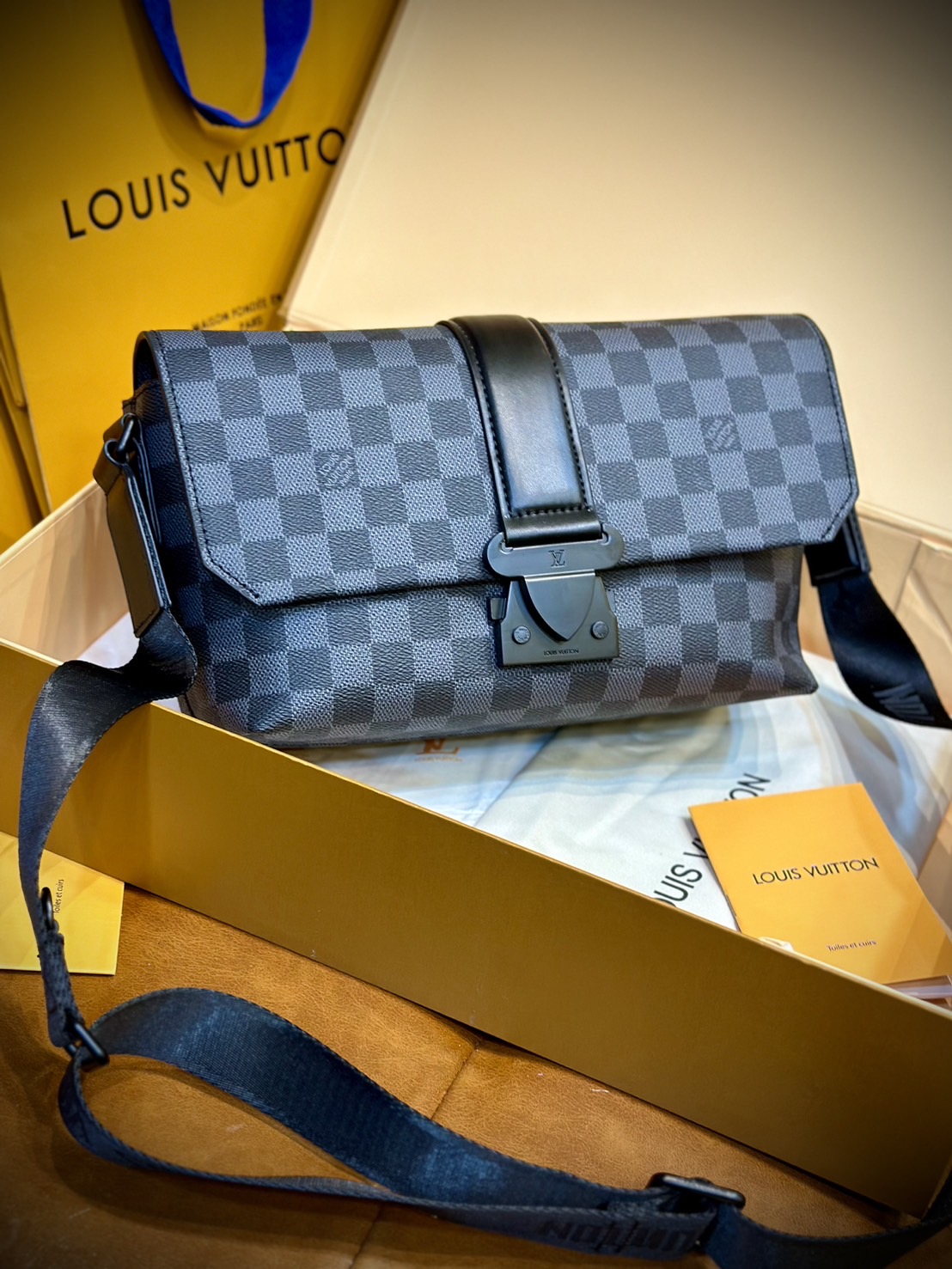 พร้อมส่ง 3 สี LV S-Cape Messenger Monogram Eclipse / LV Messenger Bag กระเป๋าทรงแมสเซ็นเจอร์ แบบคลาสสิกสวยงามเป็นเอกลักษณ์ เกรดออริ
