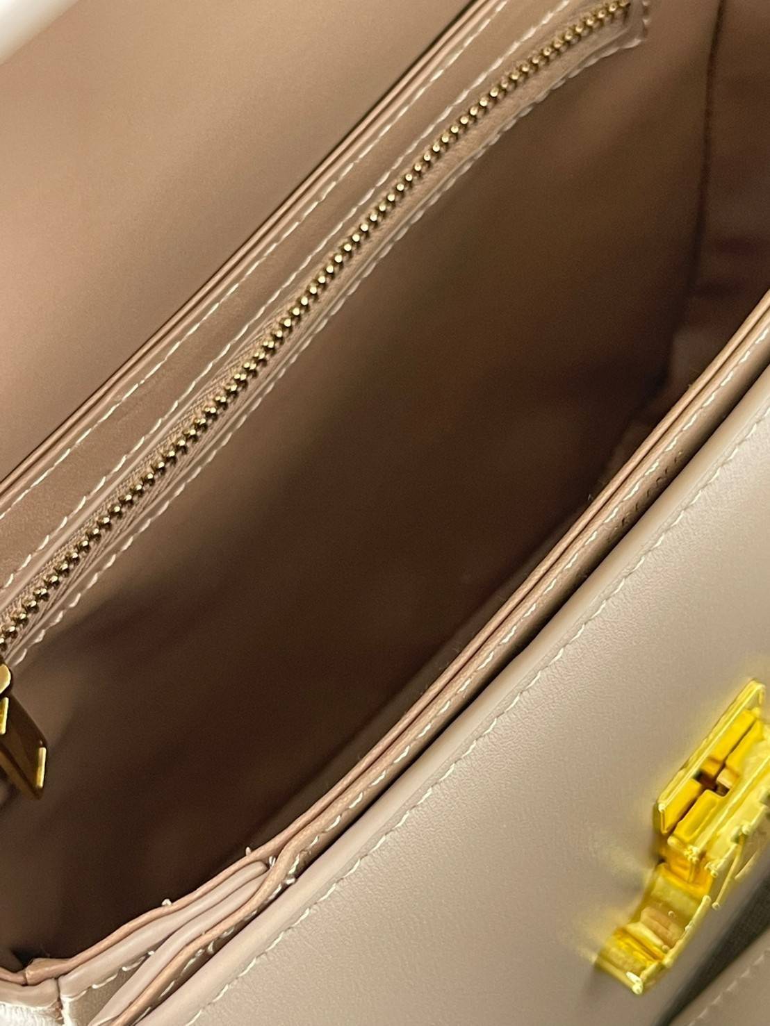 VIP 🥂 CELINE TEEN BESACE TRIOMPHE IN SHINY กระเป๋าสะพายคาดลำตัวรุ่นนี้นับว่าเป็นกระเป๋าอีกหนึ่งรุ่นในซีรีส์ Triomphe ที่ได้รับความนิยมอย่างมาก ด้วยรูปร่างทรงโค้งมนมีความคลาสสิกตามแบบฉบับของ Celine เพิ่มความหรูหราและโดดเด่นด้วยการตกแต่งด้วยโลโก้โลห