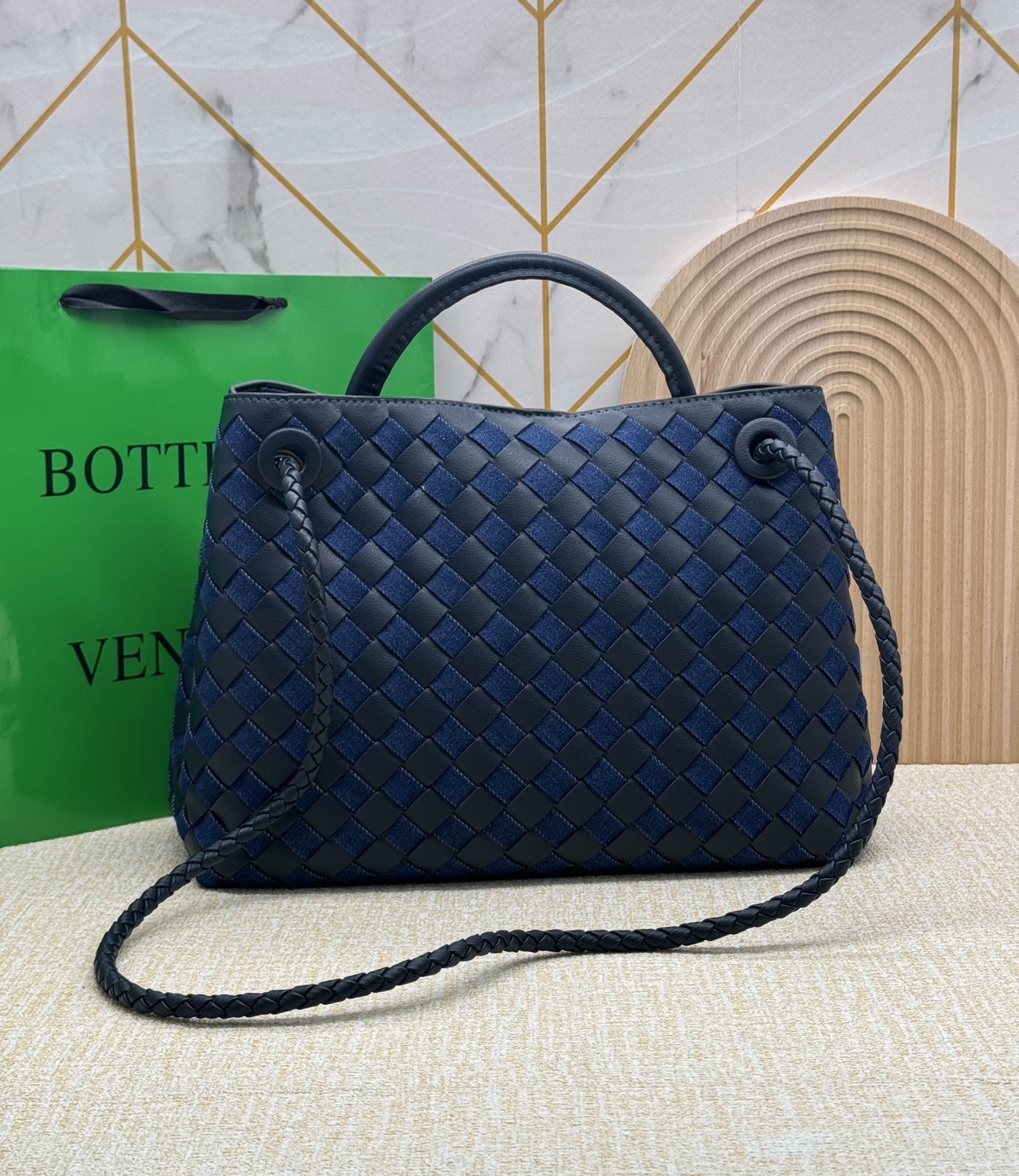 BOTTEGA Medium Andiamo Denim Shoulder Bag 30cm / BOTTEGA Tote Bag กระเป๋าสะพายดีไซส์สาน วัสดุเดนิมคอตตอนรุ่นใหม่ สวยงามเป็นเอกลักษณ์ เกรดออริ 1:1 ใช้งานต่างประเทศได้