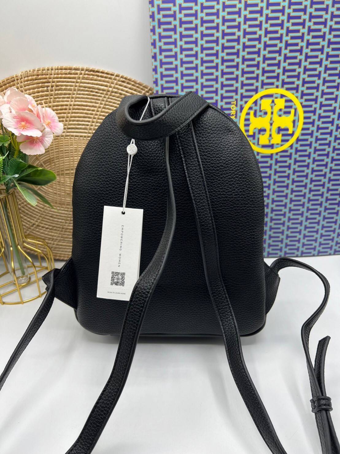 ory Burch Thea Mini Backpack คอลเลคชั่นใหม่ กระเป๋าเป้ไซส์มินิน่ารัก งานหนังเต็มใบสีดำสุดคลาสสิก ไอเท็มเด็ดที่ใครๆก็ต่างรอคอย!! ภายในเป็นช่องโล่ง ใส่ของสำคัญได้สบายๆ สายสะพายสามารถปรับได้ ใบนี้คุ้มค่าราคามากๆ