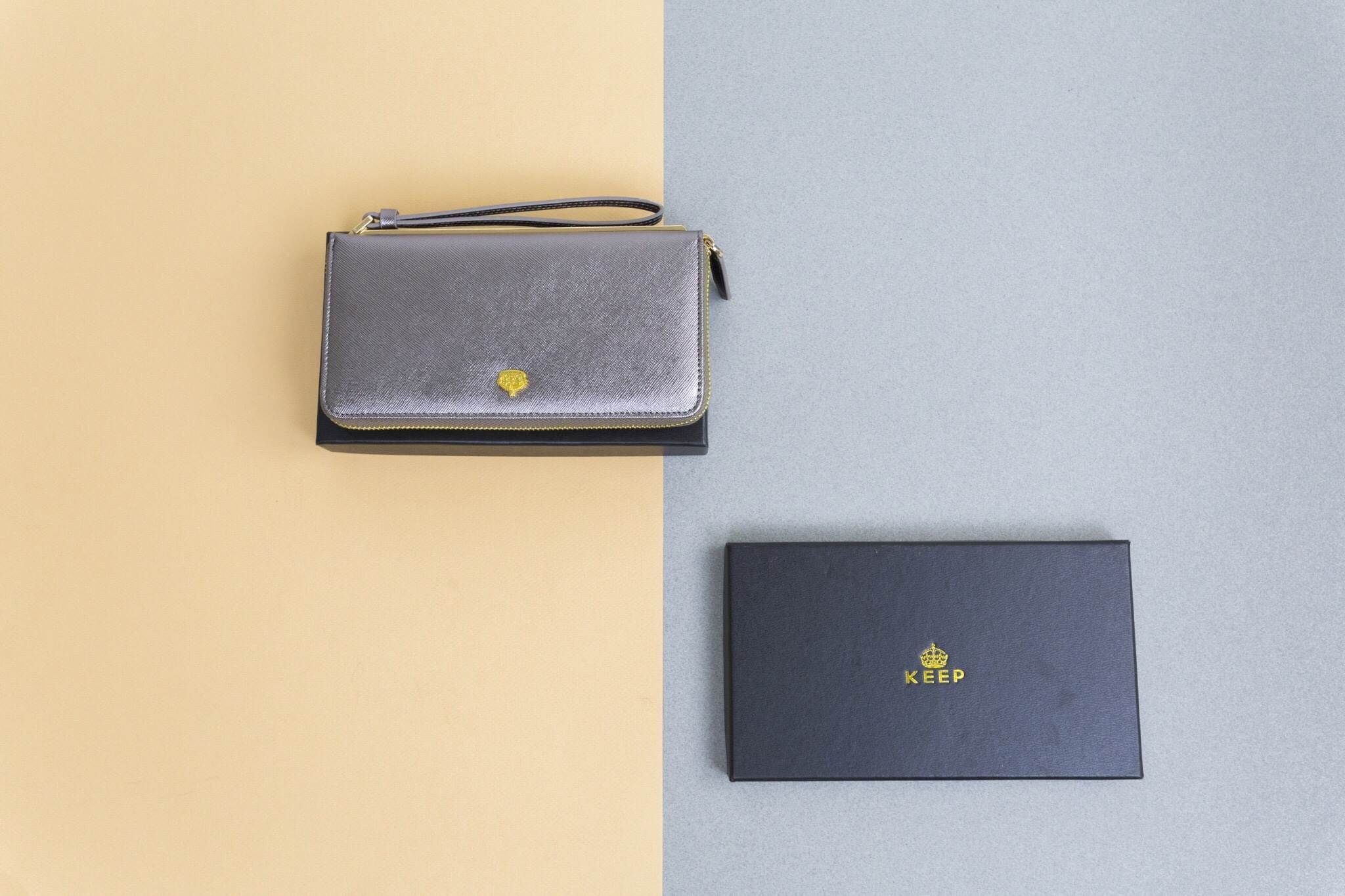 New In !!!! กระเป๋าสตางค์ ทรงยาว แบบ ซิปรอบ KEEP • Alure zipper • กระเป๋าสตางค์ทรงยาว **หนังวัวแท้ซิปรอบ ใบนี้ ใช้แล้วดีแน่นอนค๊า 🤑🤑 ตามหลัก โหราศาสตร์ กันเงินออก เก็บเงินอยู่แน่นอนค๊า ขนาดกำลังดีใส่มือถือได้ทุกรุ่นคะ ช่องภายในหลายช่องมากค