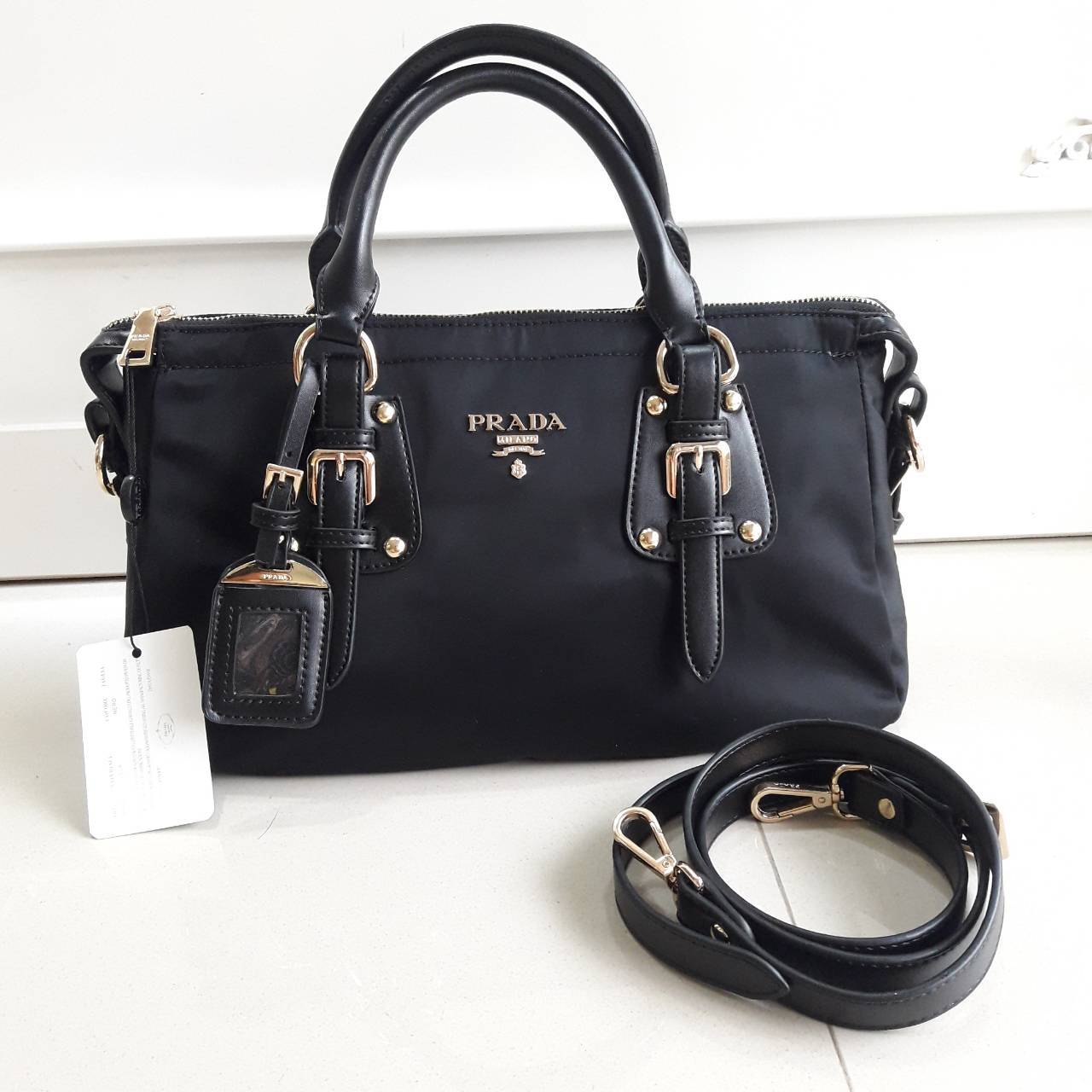 Best​ Seller Restock! กระเป๋าทรง Handbag จากงานพรีเมี่ยมกิ้ฟ จากเคาเตอร์ต่างประเทศ มาแล้วค่า กระเป๋าถือทรงหรู จากแบรนด์ PRADA เป็น กระเป๋าผ้าไนล่อน ตกแต่งรอบใบได้ **สวยมาก ด้านในมีช่องซิปและช่องใส่ของ เป็นสัดส่วน อะไหล่ทองหรู ขนาดกำลังดีคะ เหมาะกับลุคผู้ใ