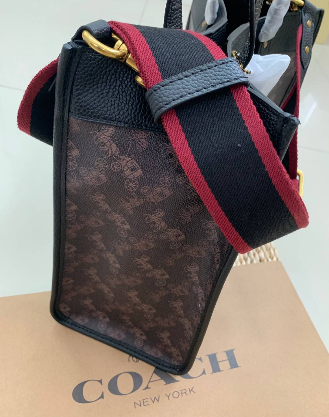 ของแท้ 💯% Limited Edition HBC🌈 Coach field 30 tote shoulderbag handbag ((2791)) พร้อมส่งที่ไทย! กระเป๋าทรงTote หนังแท้อย่างดี นิ่มมือค่ะ 🔺จุดเด่นคือตัวกระเป๋าปริ้นท์ลายรถม้าทั้งใบ+แทบสีตรงกลางตัดกับกระเป๋าได้สวยงามมากๆค่ะ