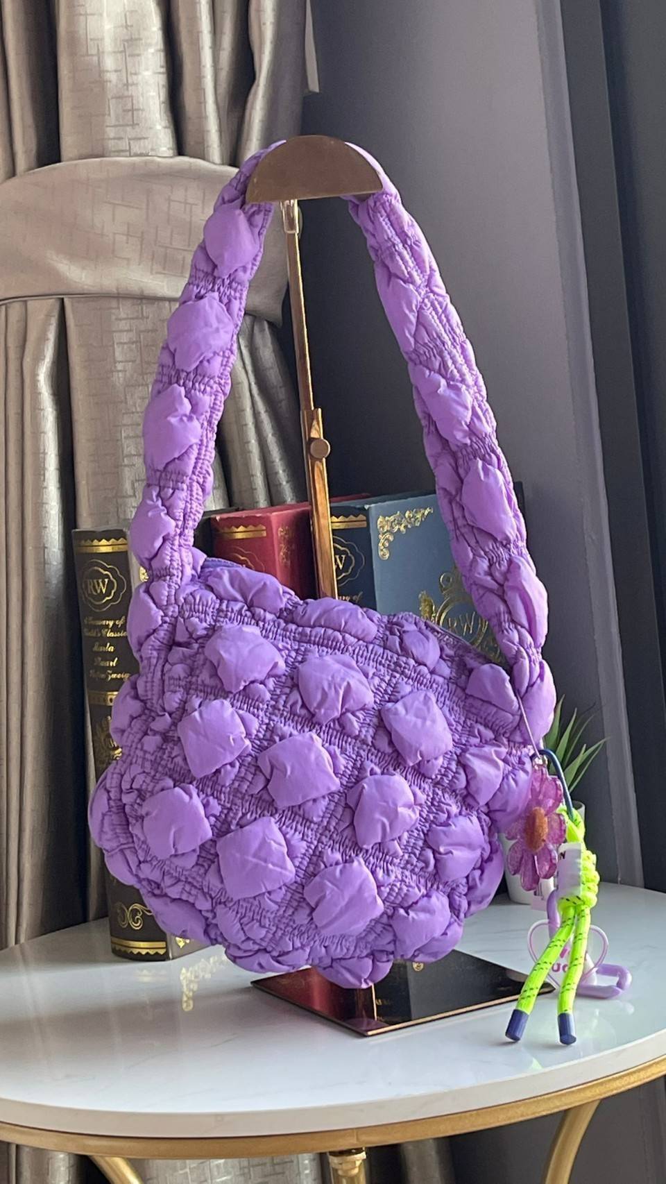 Carlyn Quilted Soft M Bag กระเป๋าสุดฮอตจากประเทศเกาหลี มีทรงที่กำลังพอดี ไม่เล็กหรือใหญ่เกินไป เลยสามารถใช้ในชีวิตประจำวันได้ง่าย ตัวกระเป๋านุ่มบุเหมือนผ้านวม น้ำหนักเบา
