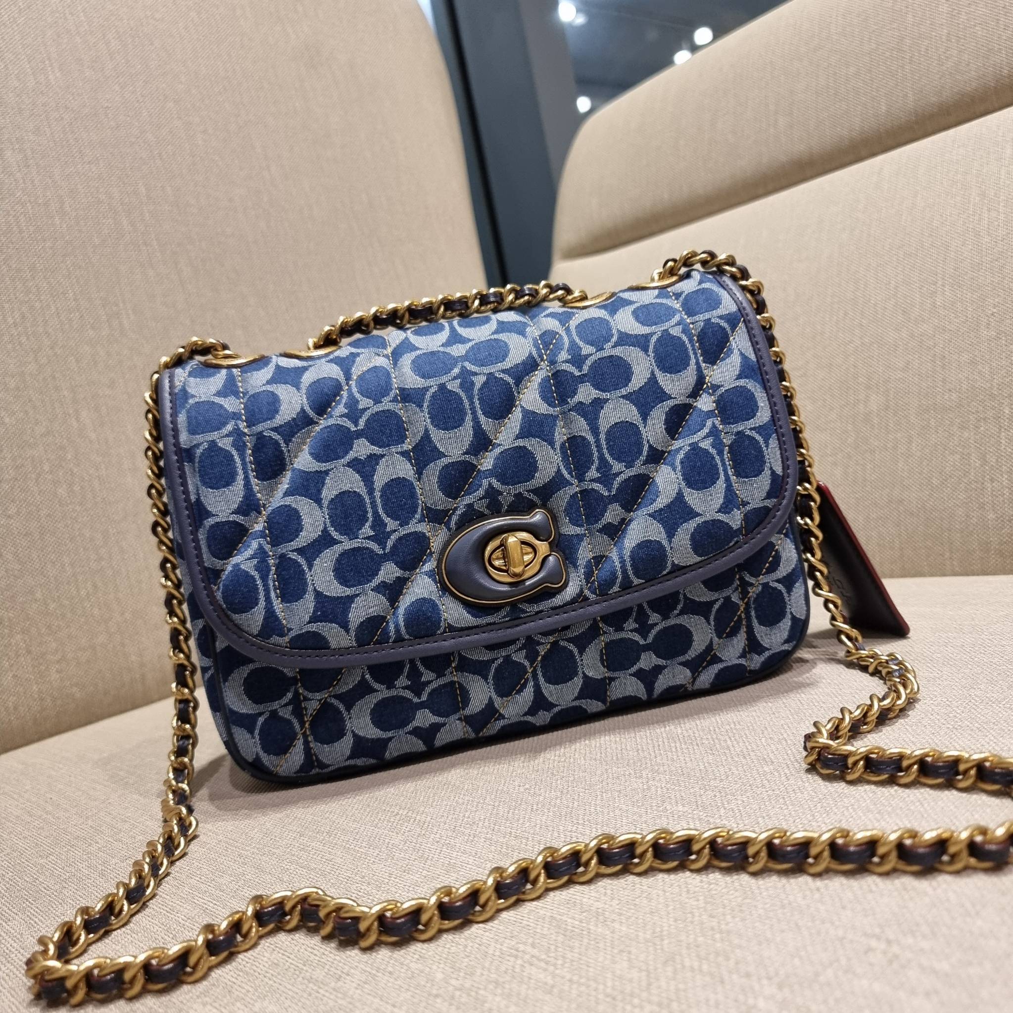 COACH CA104 PILLOW MADISON SHOULDER BAG IN SIGNATURE DENIM WITH QUILTING หรูหราที่หนึ่งต้องยกให้เลย กับไอเท็มนี้ กระเป๋าสะพายดีไซน์สุดล้ำ เดินเส้นสวยคม วัสดุผ้าเดนิม สวยเฉียบ ดูแพง เปิด-ปิดด้วยตัวบิดล็อค ใช้งานสะดวก ด้านหลังมีช่องเก็บของจุกจิกได้ ภายในแบ่