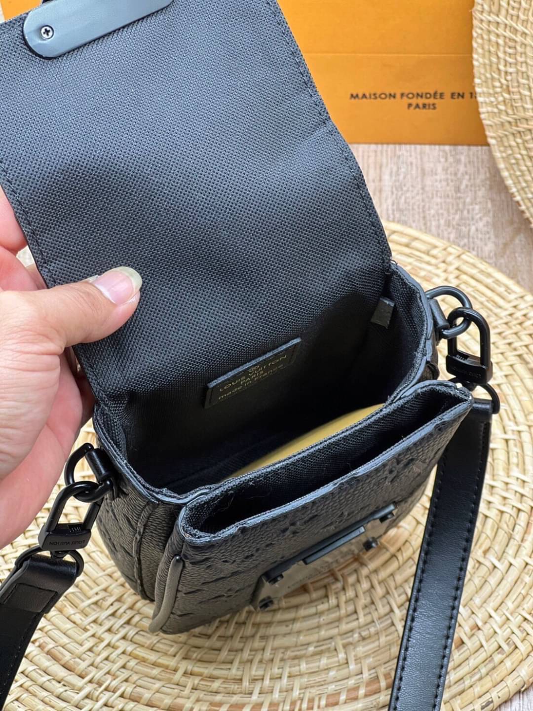 LV S-Lock Vertical wearable wallet / LV Phone bag Black Taurillon Monogram leather Cowhide-leather trim เกรดออริจินอล ใช้ได้ทั้งผู้หญิงผู้ชาย พร้อมส่งที่ไทย ภาพสินค้าถ่ายจากงานขายจริง ใช้งานต่างประเทศได้