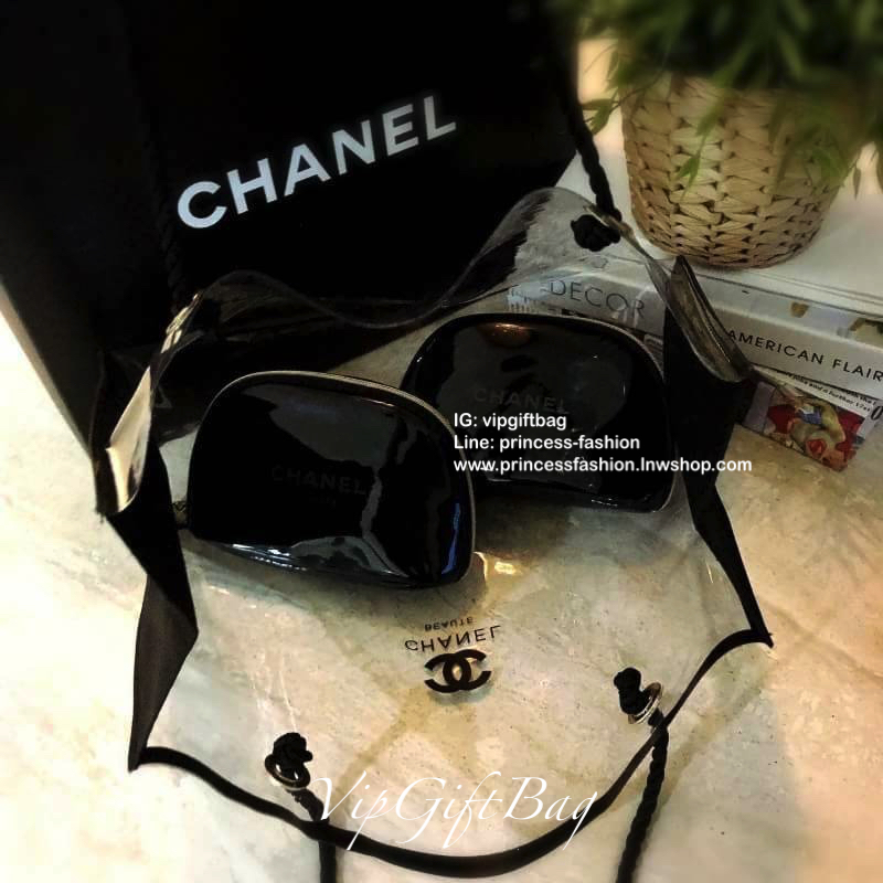 Chanel Snowflake Cosmetic Pouch Duo Set 2ใบ เเถม 1 Chanel Beaute Clear Transparent Cosmetic Bag กระเป๋าอเนกประสงค์ VIP Gift With Purchase (GWP) พรีเมี่ยมกิ๊ฟของเเท้ Limited จากผลิตภัณฑ์ Chanel Lelift Cosmetic Counter วัสดุ PVC เนื้อหนา กันน้ำ สามารถใส่เคร