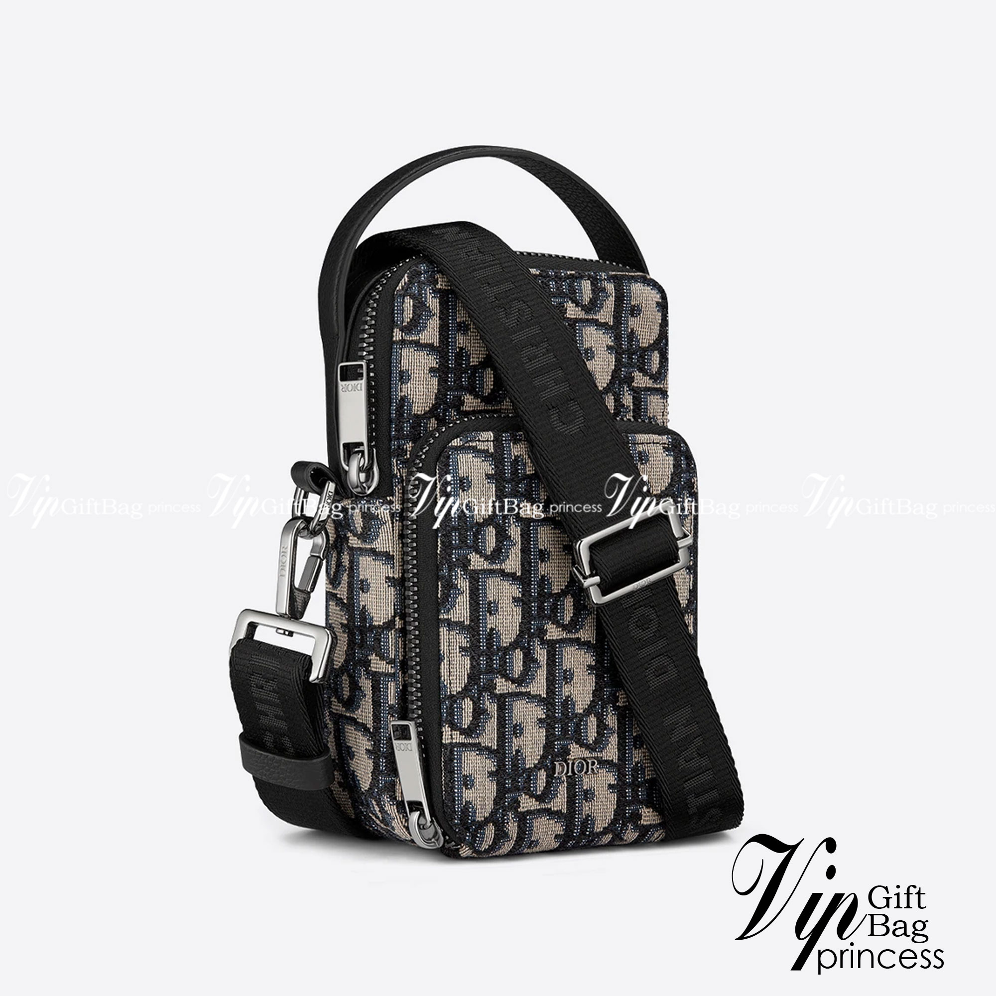 DIOR Micro Rider Pouch Beige and Black เกรดใช้งานสลับใบจริงได้ ออริจินอล กระเป๋าสะพายใส่โทรศัพท์ใส่บัตร สายสะพายข้างถอดได้ ปรับระดับได้ วัสดุหนังใช้เป็นหนังแท้ รายละเอียด การตัดเย็บละเอียด ตอบโจทย์การใช้งานมาก ภาพสินค้าถ่ายจากงานขายจริงใช้งานต่างประเทศได้