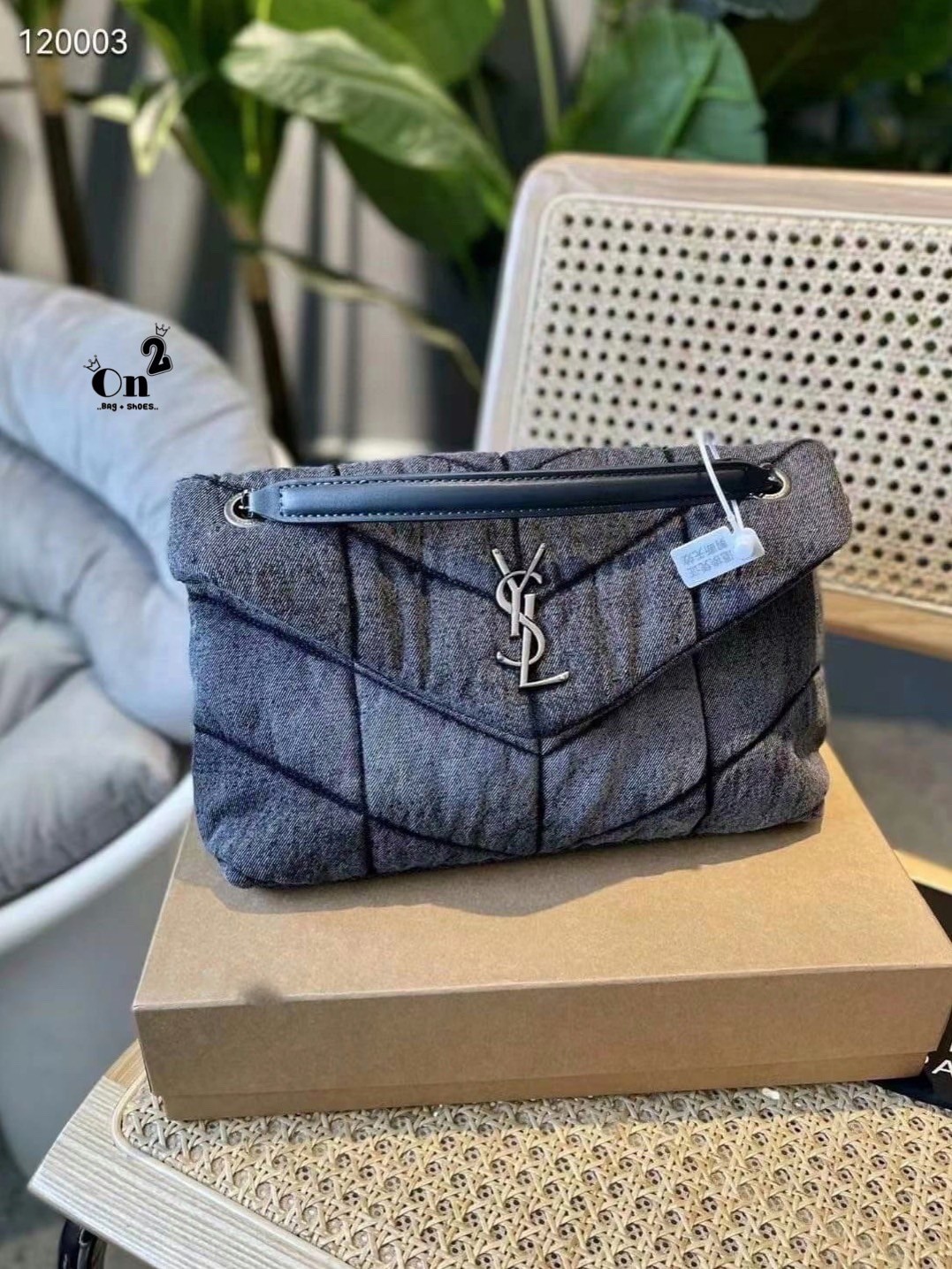 YSL SAINT LAURENT Loulou Danim Shoulder Bagblue bag กระเป๋าสะพายผ้ายีนส์เดนิมควิลท์ อะไหล่ทอง สีตัดกันสวยมากค่ะ รอบนี้มา 2สี โทนยีนส์ดำ และฟ้า สวยเท่ๆ ไปเลยค่า งานดูดีมีระดับ ชนช็อป ปั้มทุกจุดเป๊ะมากก สายสามารถดึงสั้นยาวได้ค่ะ